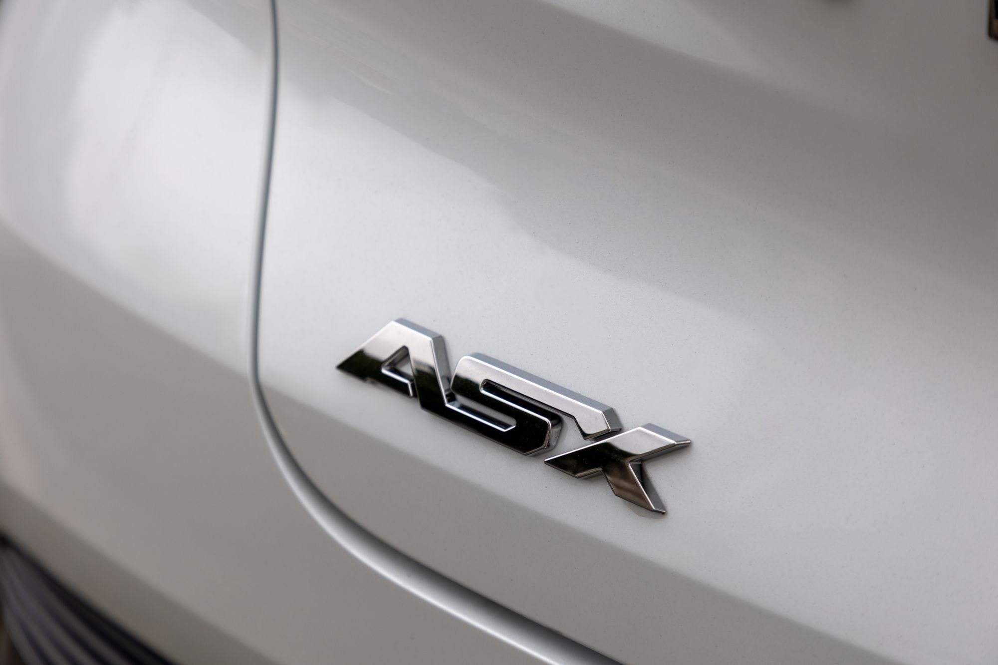 El frontal del ASX realza su personalidad en las curvas de la montaña.