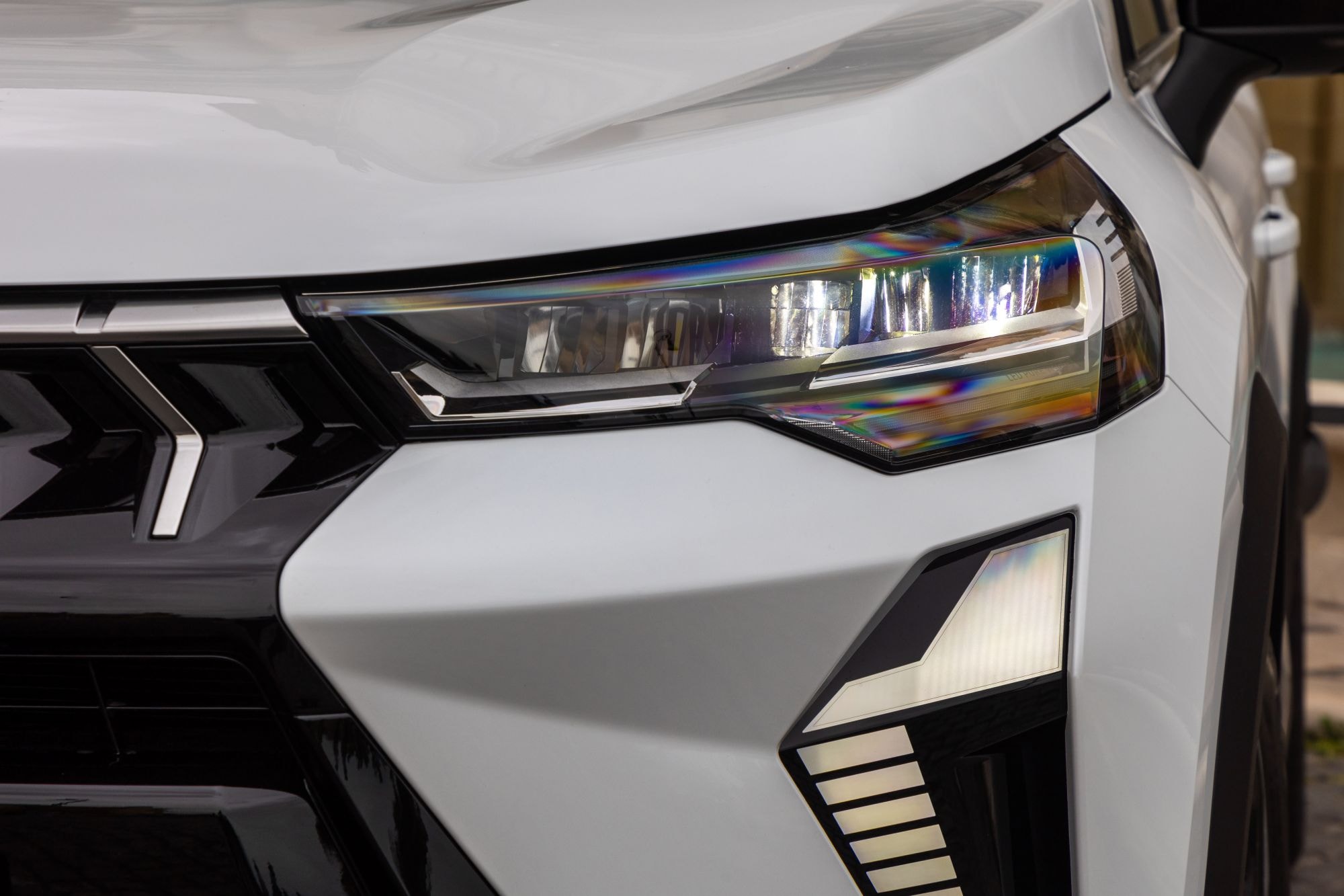 El Mitsubishi ASX circulando por una carretera, destacando su robustez y diseño atractivo.