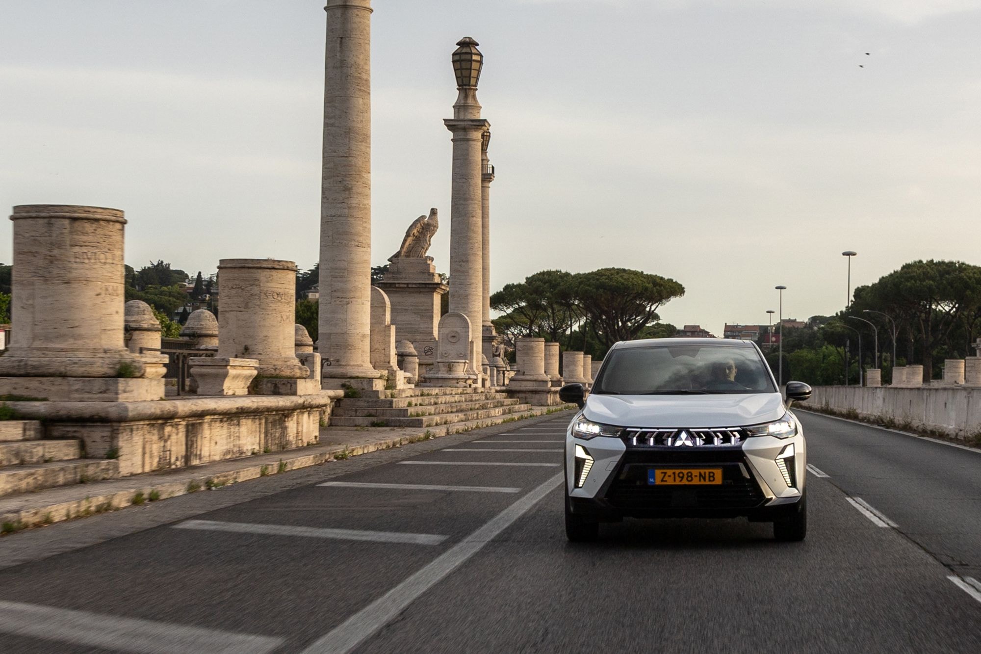 Vista frontal del Mitsubishi ASX en un entorno urbano.