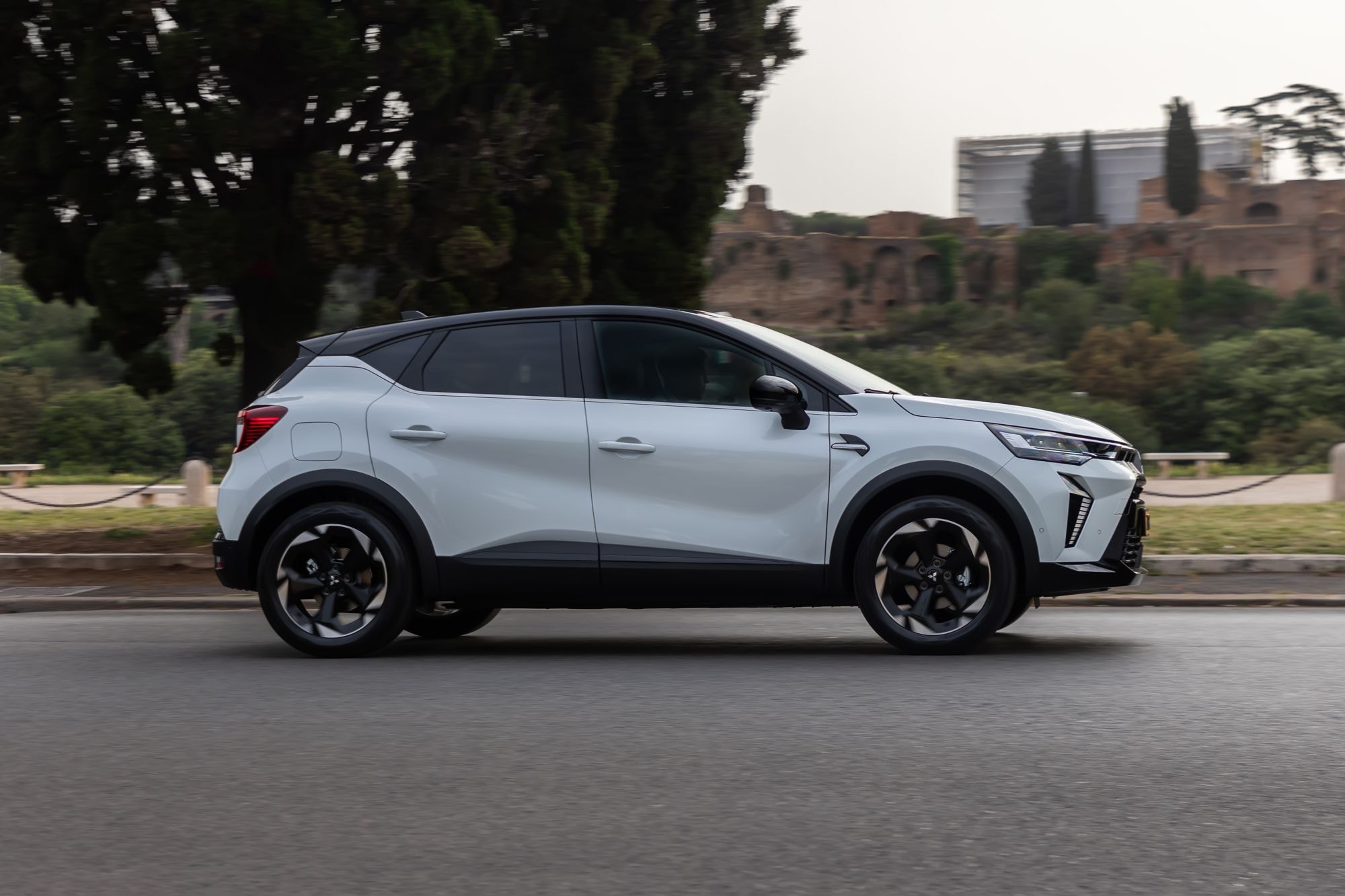 Frontal del Mitsubishi ASX, enfatizando su parrilla distintiva y faros.