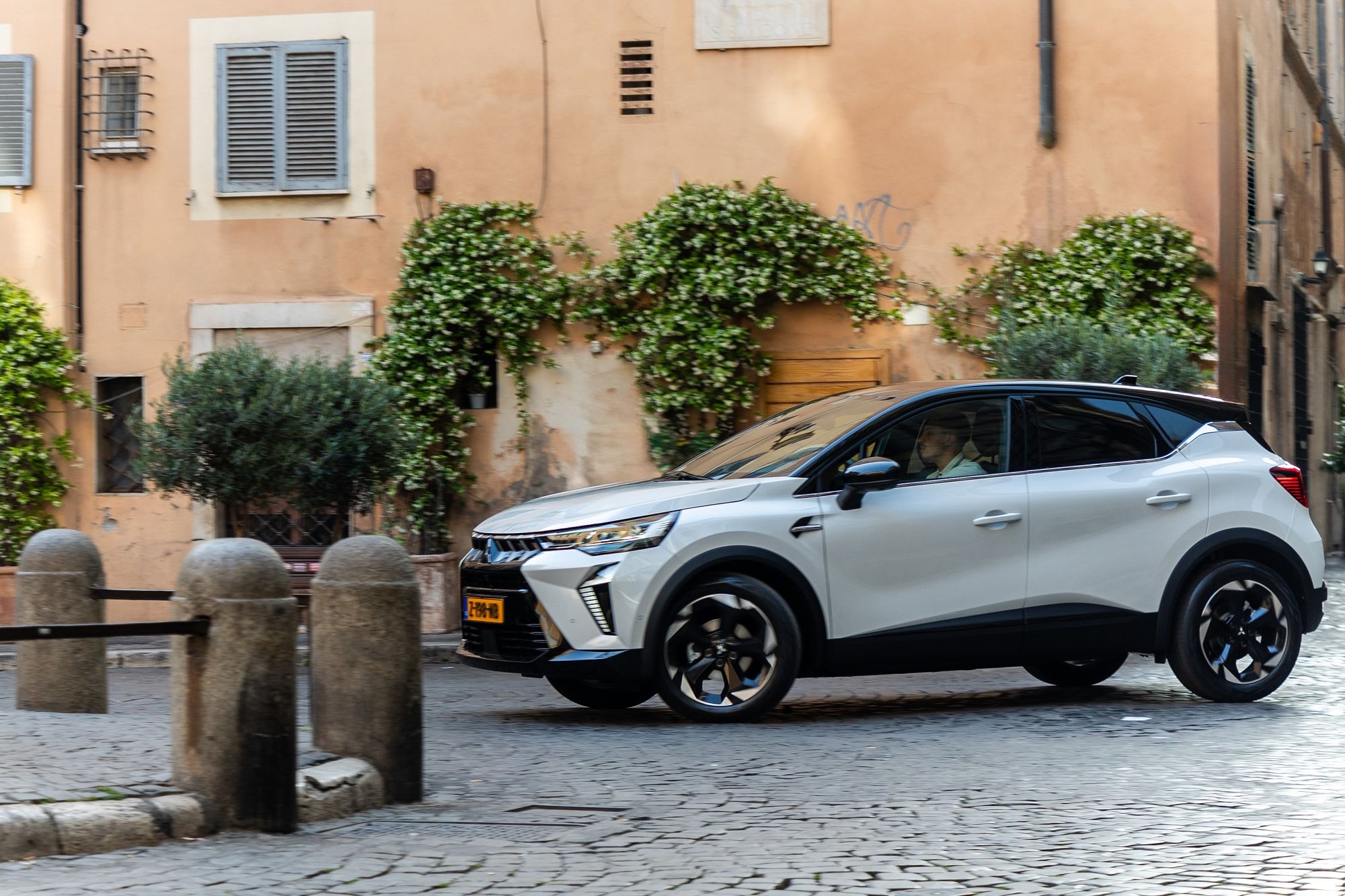 Perspectiva frontal del Mitsubishi ASX, mostrando su tecnología y diseño.