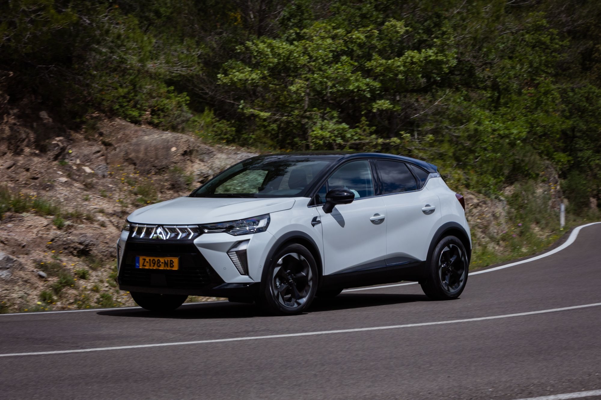 Mitsubishi ASX en movimiento, capturando su esencia dinámica.