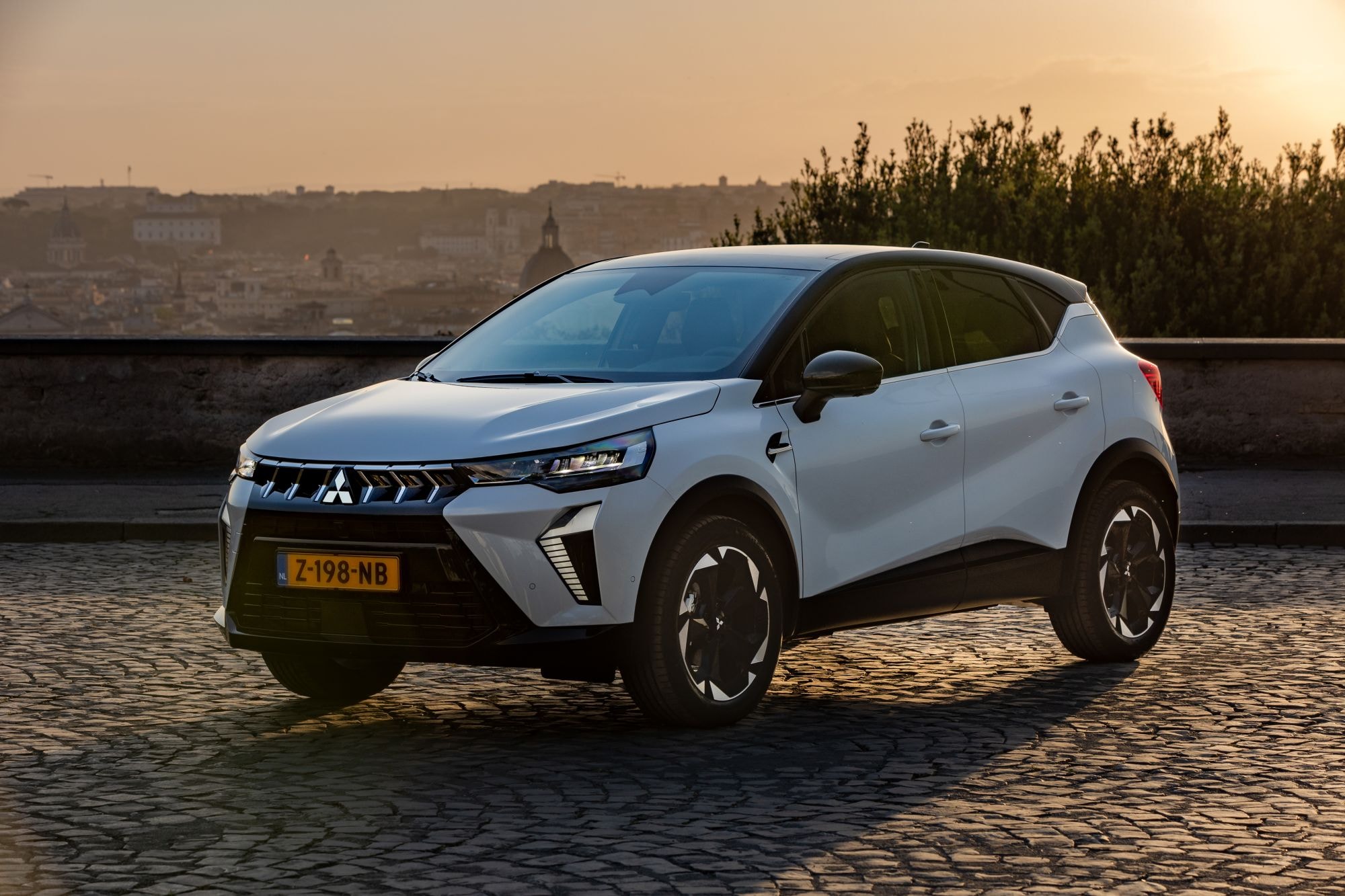 Perspectiva frontal del ASX, resaltando su robustez y presencia.