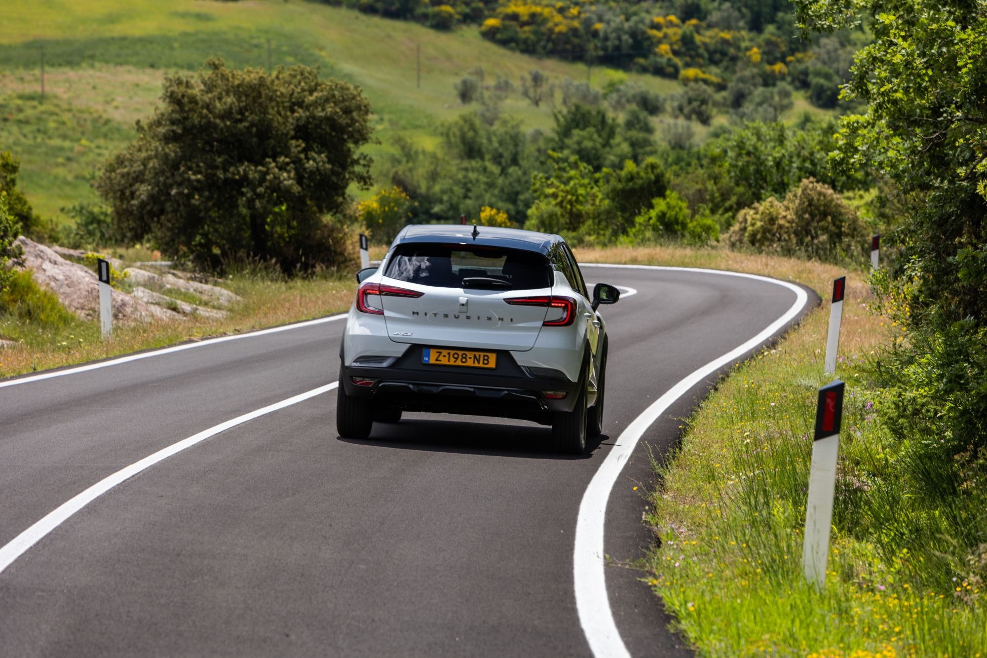 El Mitsubishi ASX destaca con un diseño frontal audaz y moderno.