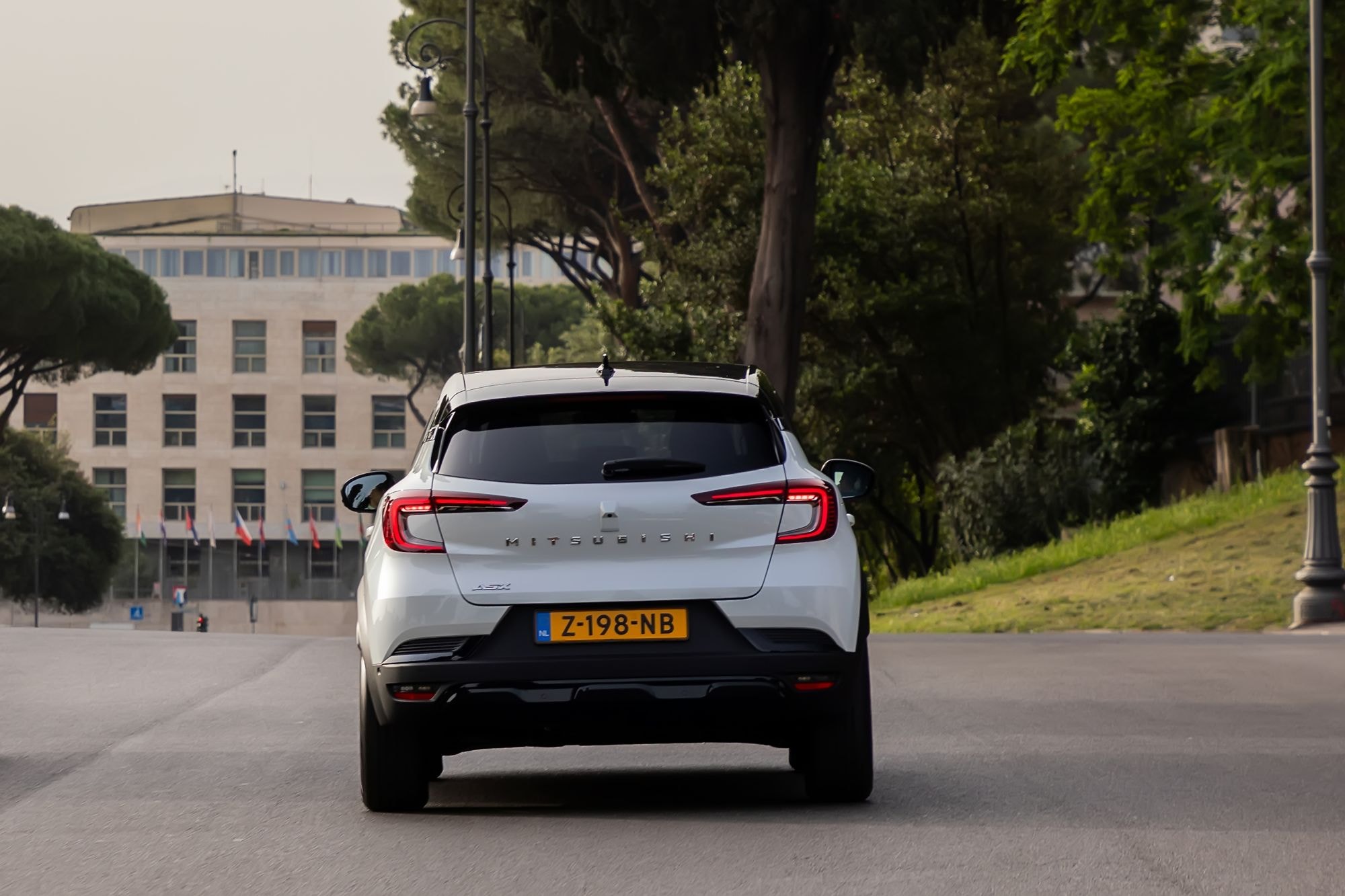 Vista frontal del Mitsubishi ASX mostrando su diseño moderno.