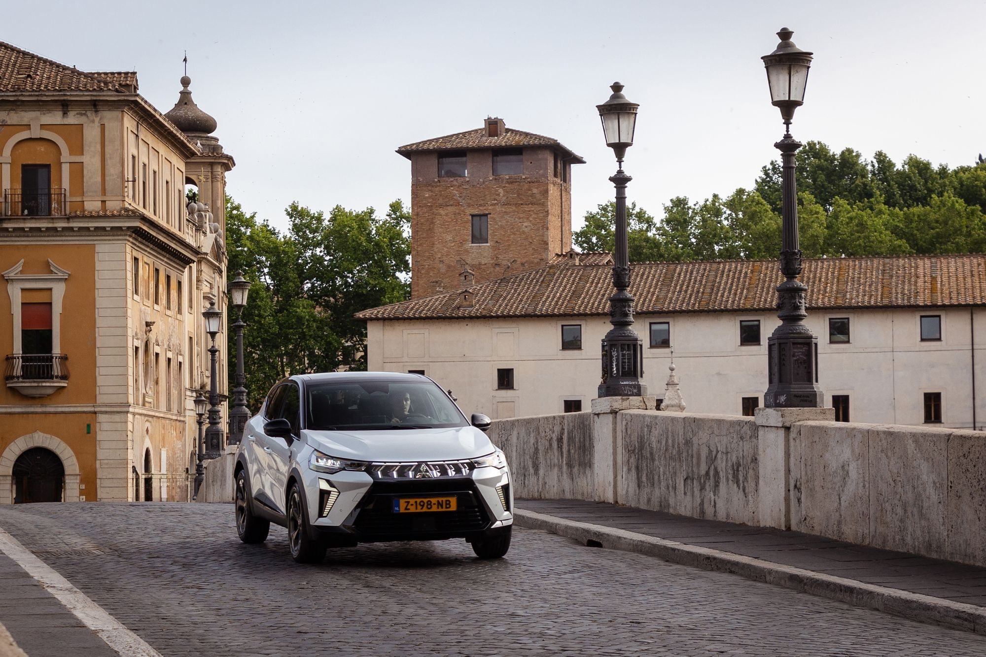 El elegante perfil lateral del Mitsubishi ASX destaca en la carretera.