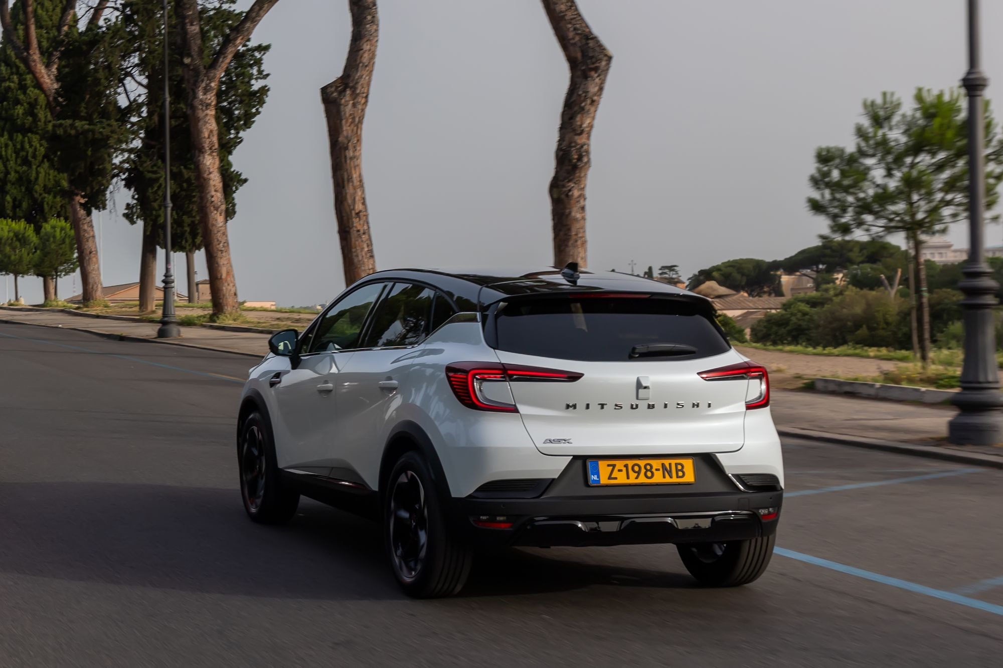 Lateral del Mitsubishi ASX, destaca su silueta y detalles de diseño.