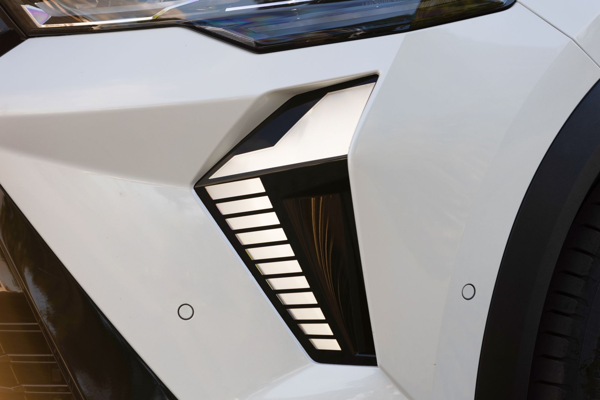 Vista detallada del faro trasero del Mitsubishi ASX, resaltando su diseño moderno.