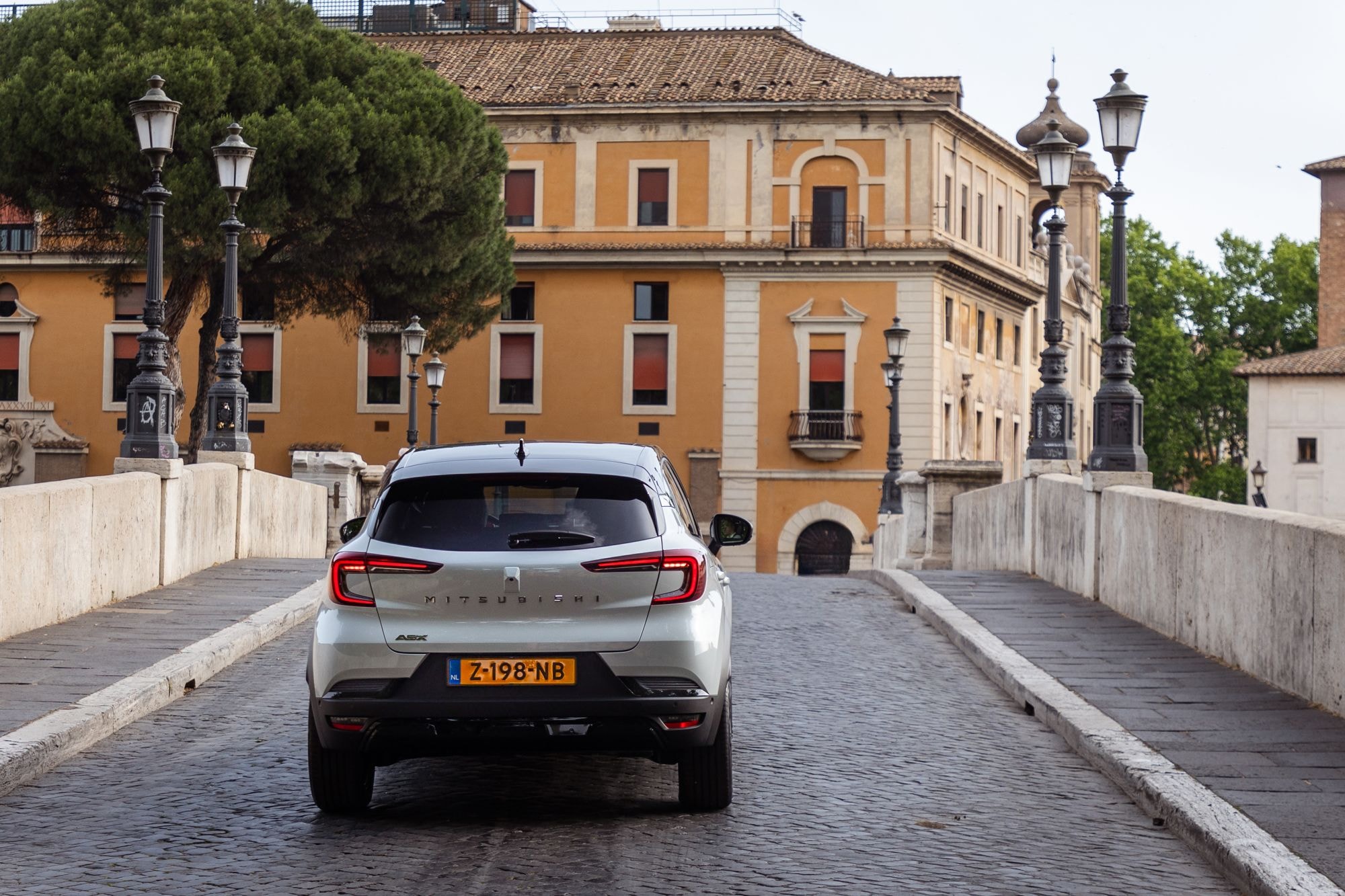 Mitsubishi ASX cruzando un puente, fusionando elegancia y robustez.