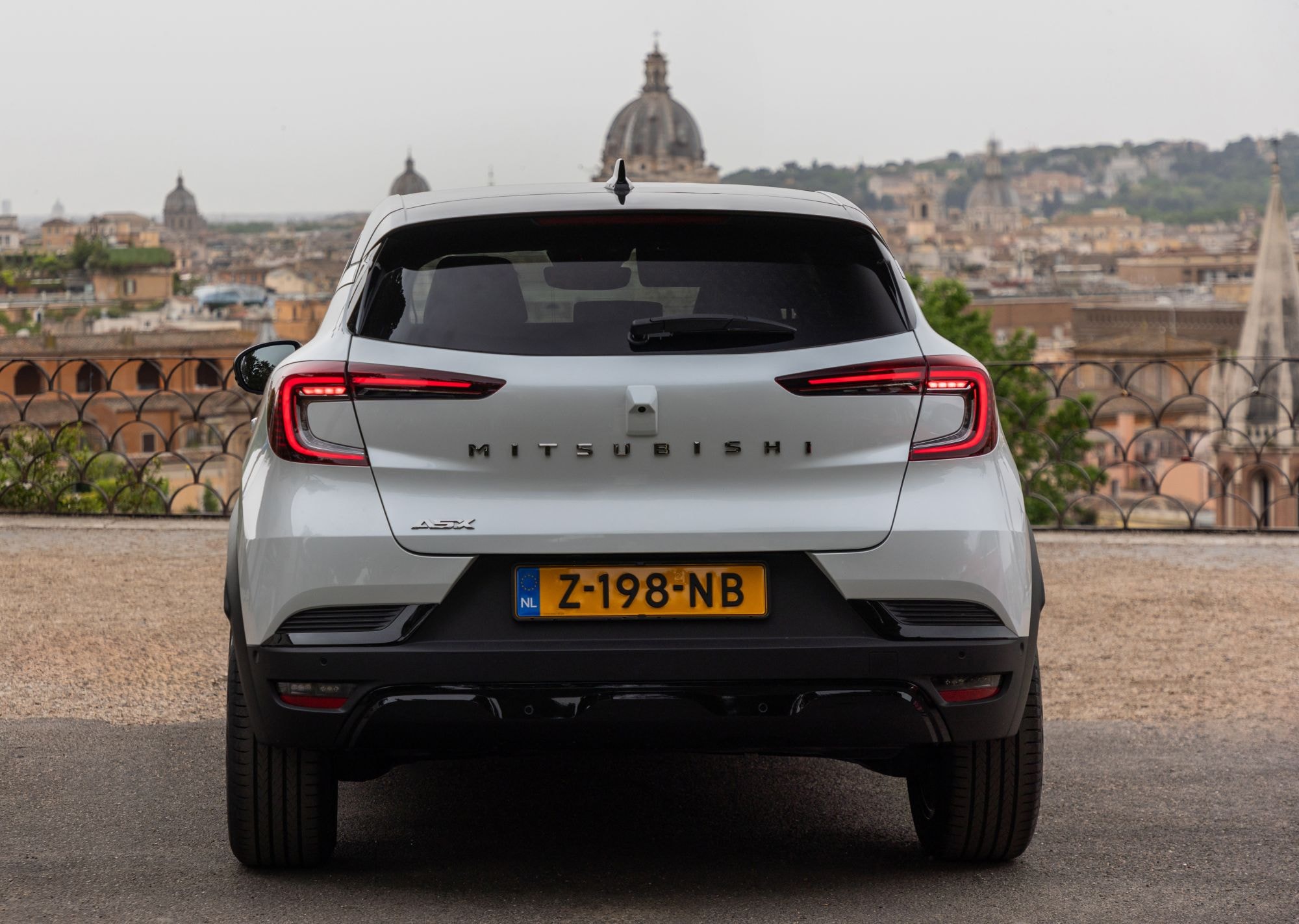 El ASX en plena curva, mostrando su agilidad y diseño dinámico.