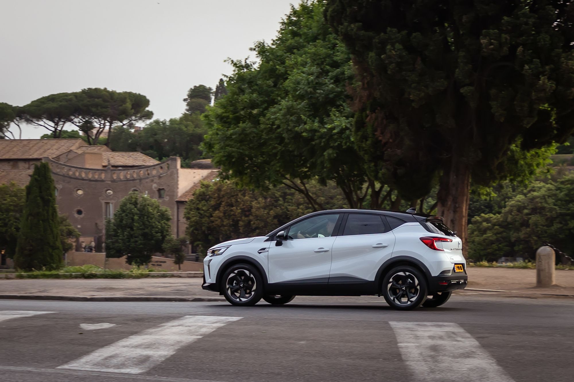 Perspectiva trasera del Mitsubishi ASX, destaca sus luces y acabado.