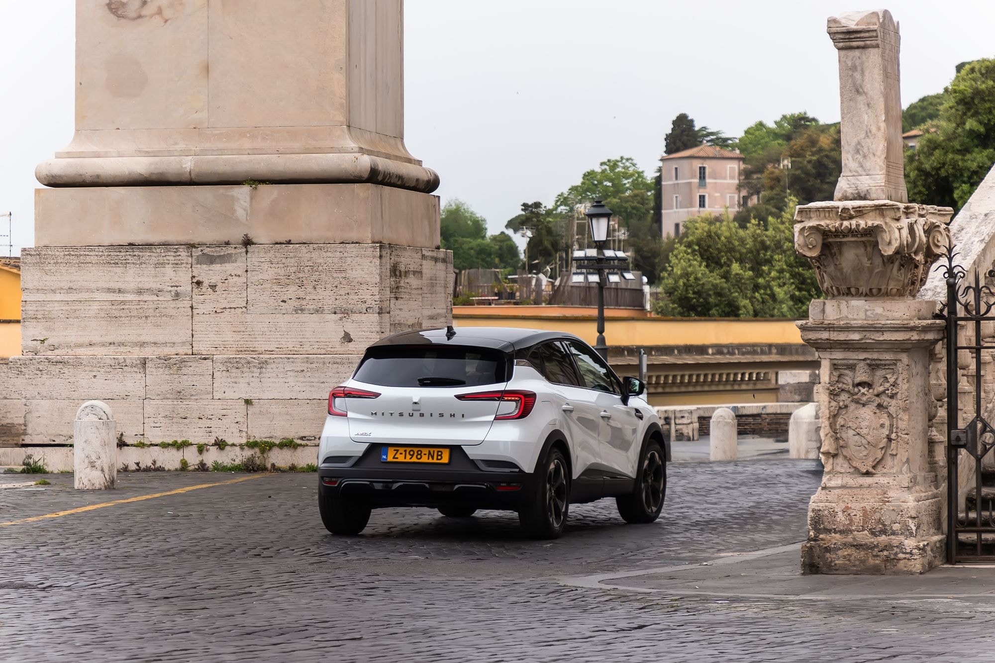 Vista trasera y lateral del Mitsubishi ASX en un entorno urbano.