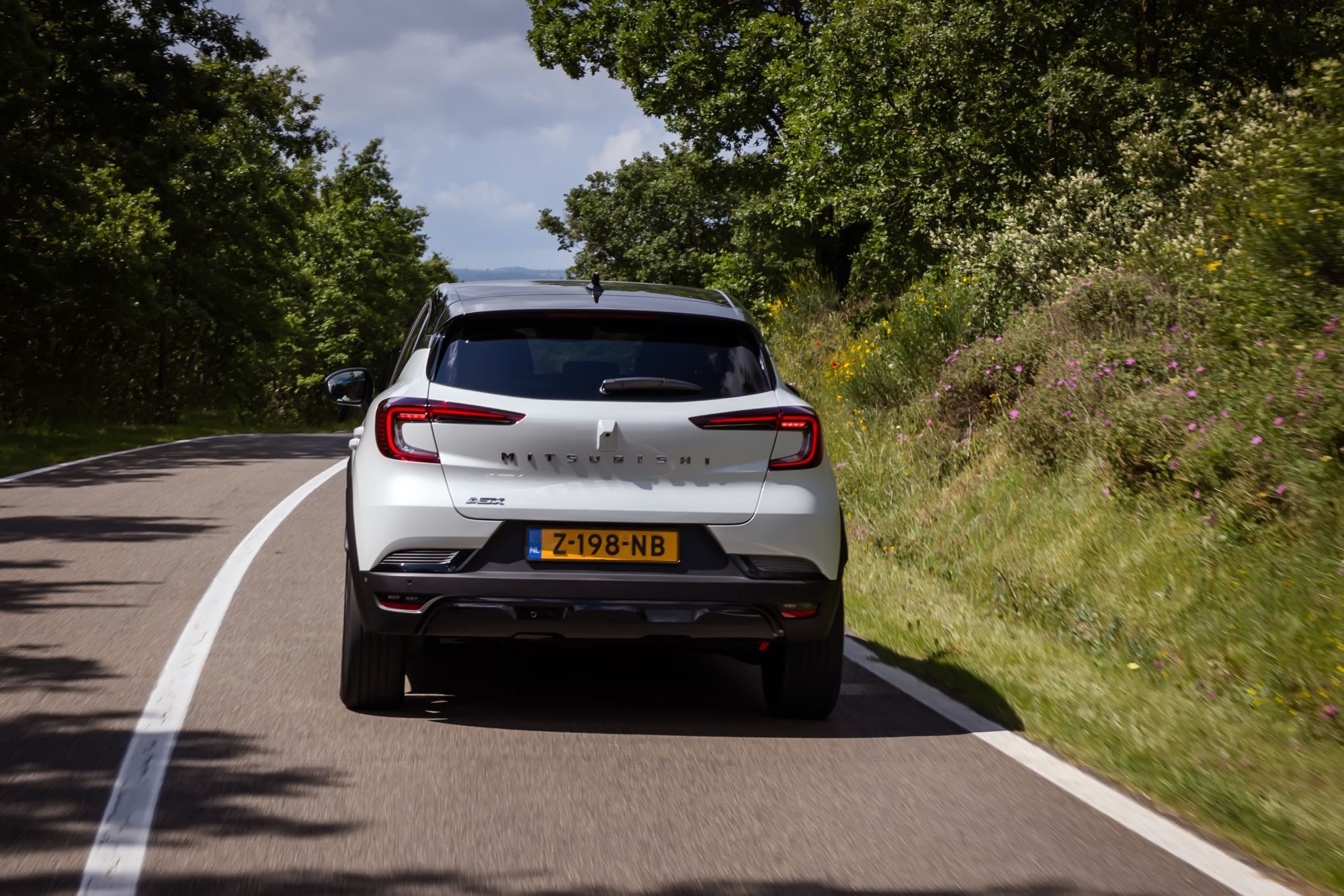 Perspectiva frontal del ASX, destacando su robustez y estilo deportivo