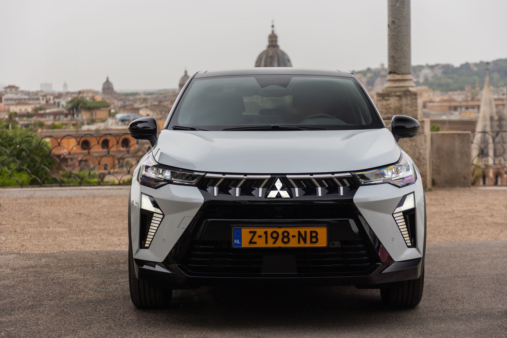 Vista trasera del ASX, elegante y sofisticada en un entorno natural.