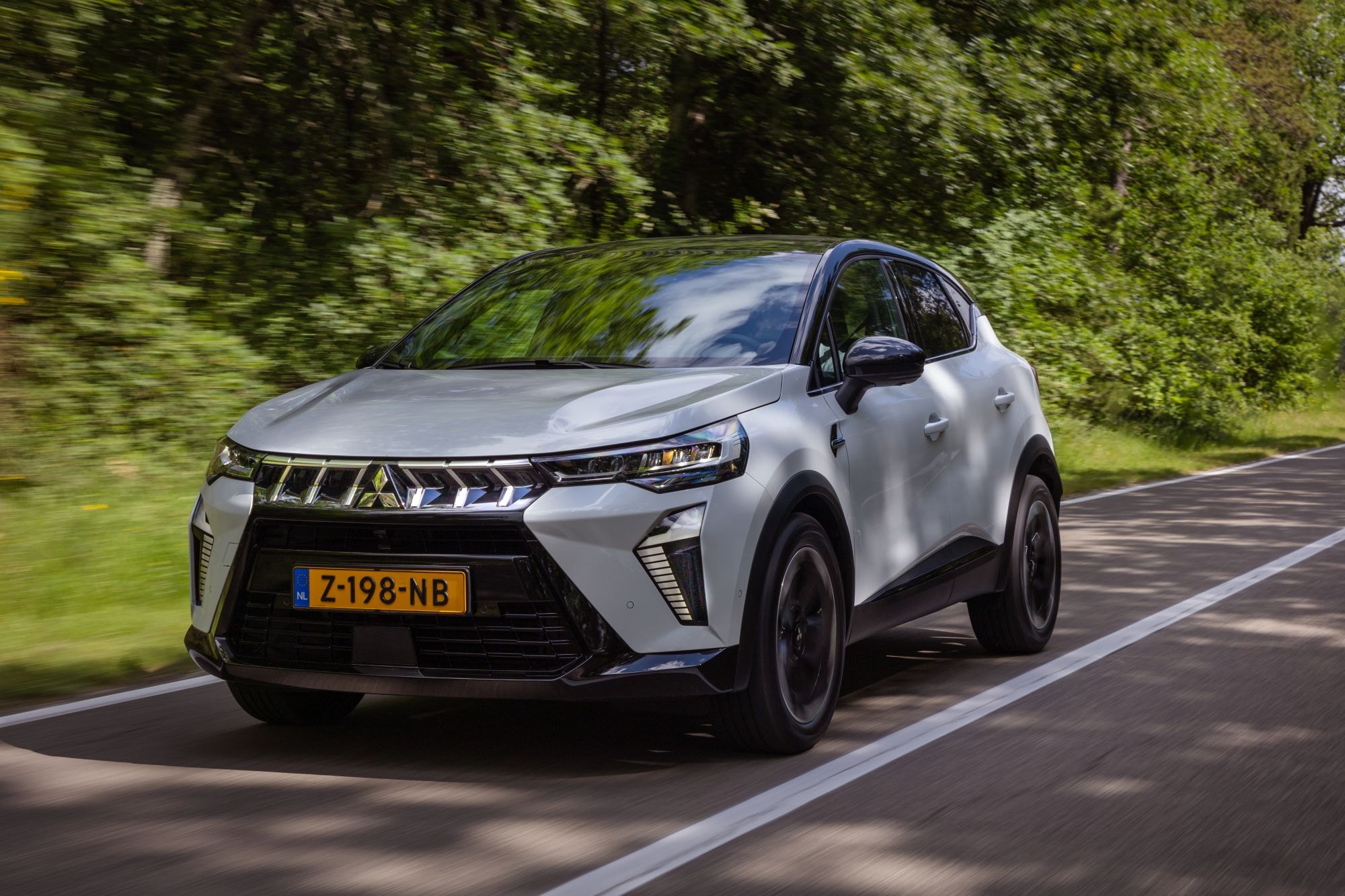 Otra perspectiva de la parte trasera del ASX, en un entorno urbano