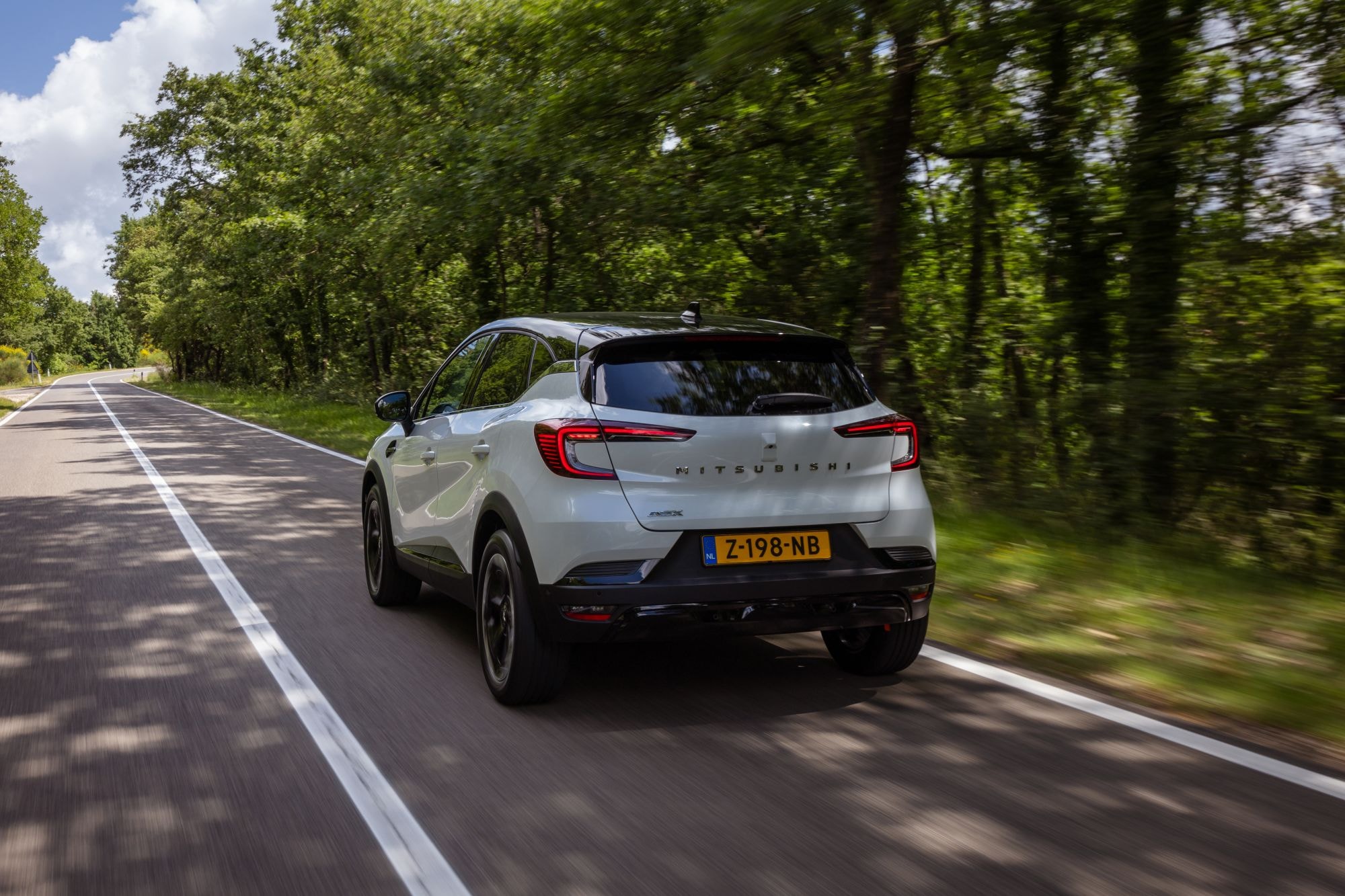 Vista trasera del ASX, capturando su línea aerodinámica en movimiento