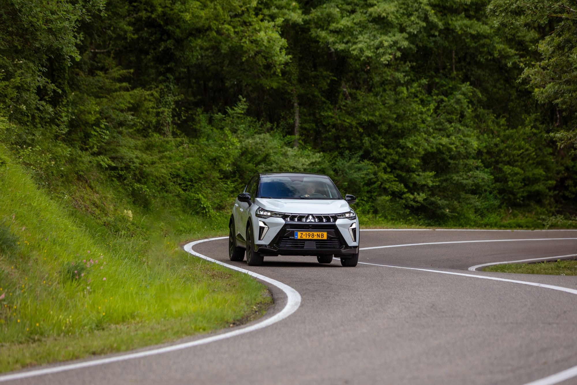 Otra perspectiva trasera del ASX, mostrando su atractivo visual