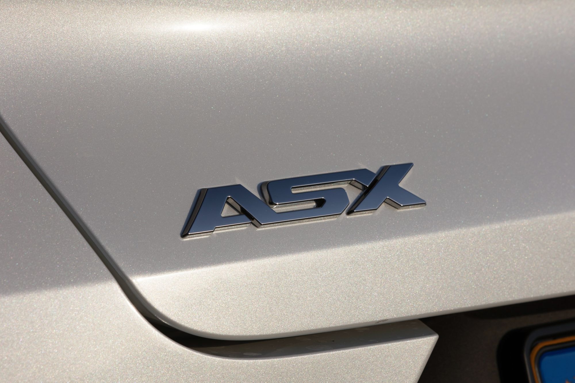 Primer plano de la parrilla frontal del Mitsubishi ASX, con elegantes detalles chromeados.
