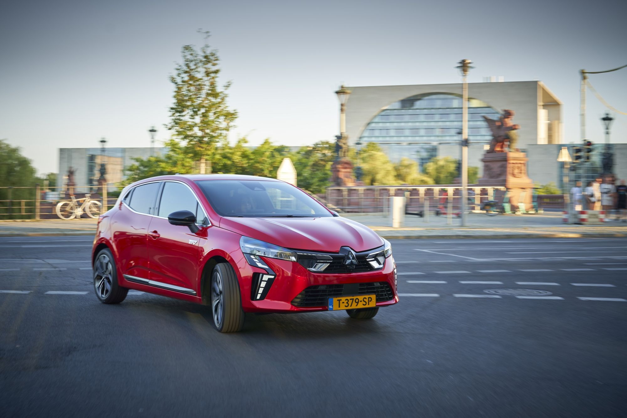 La agilidad del Colt híbrido resalta en cada curva urbana.