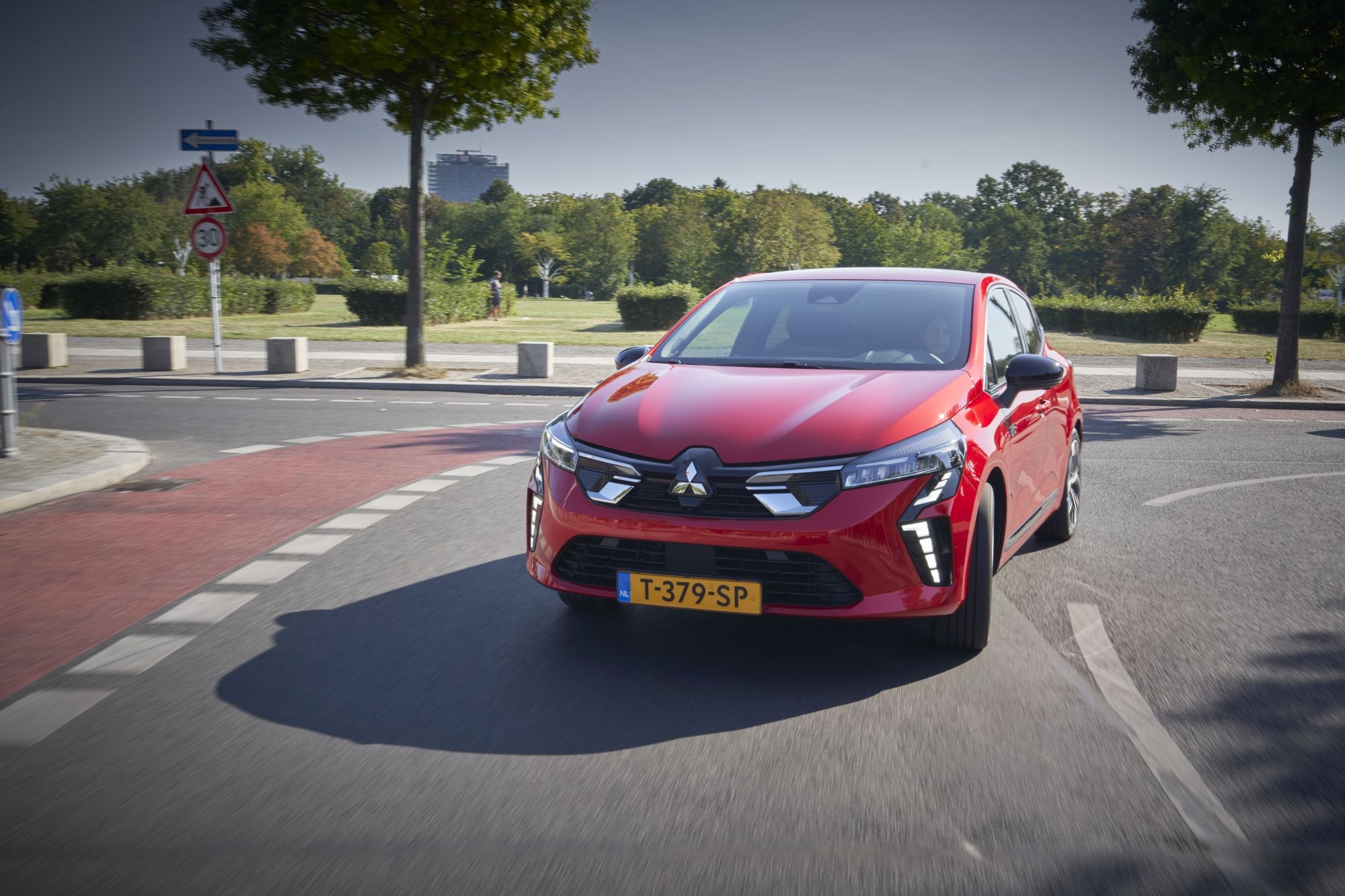 Un Mitsubishi Colt híbrido se desplaza con estilo por la ciudad.