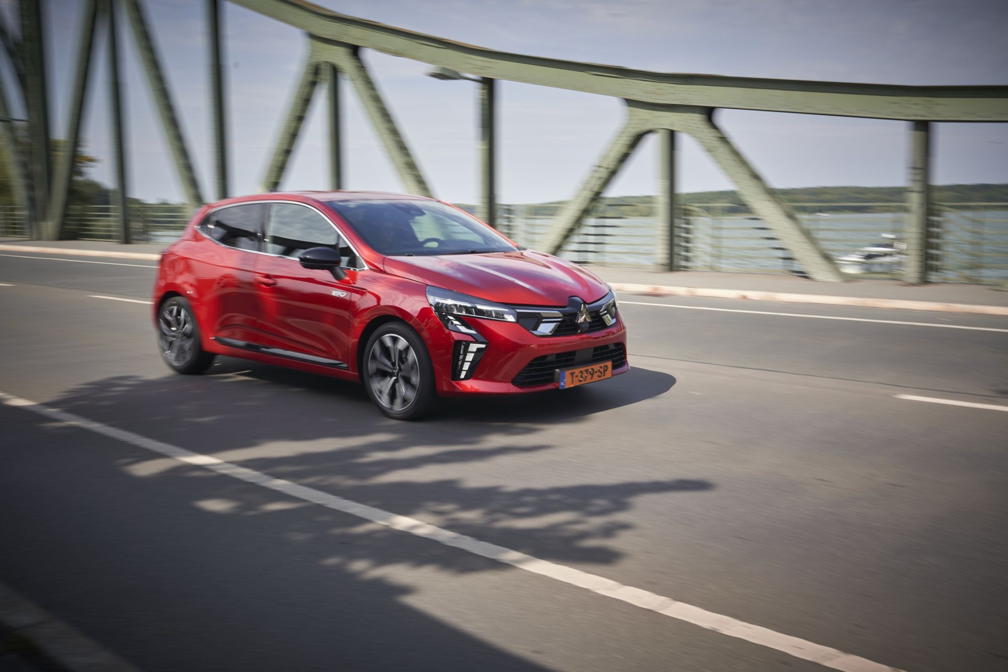 Estilo sofisticado del Colt híbrido en movimiento por la carretera.