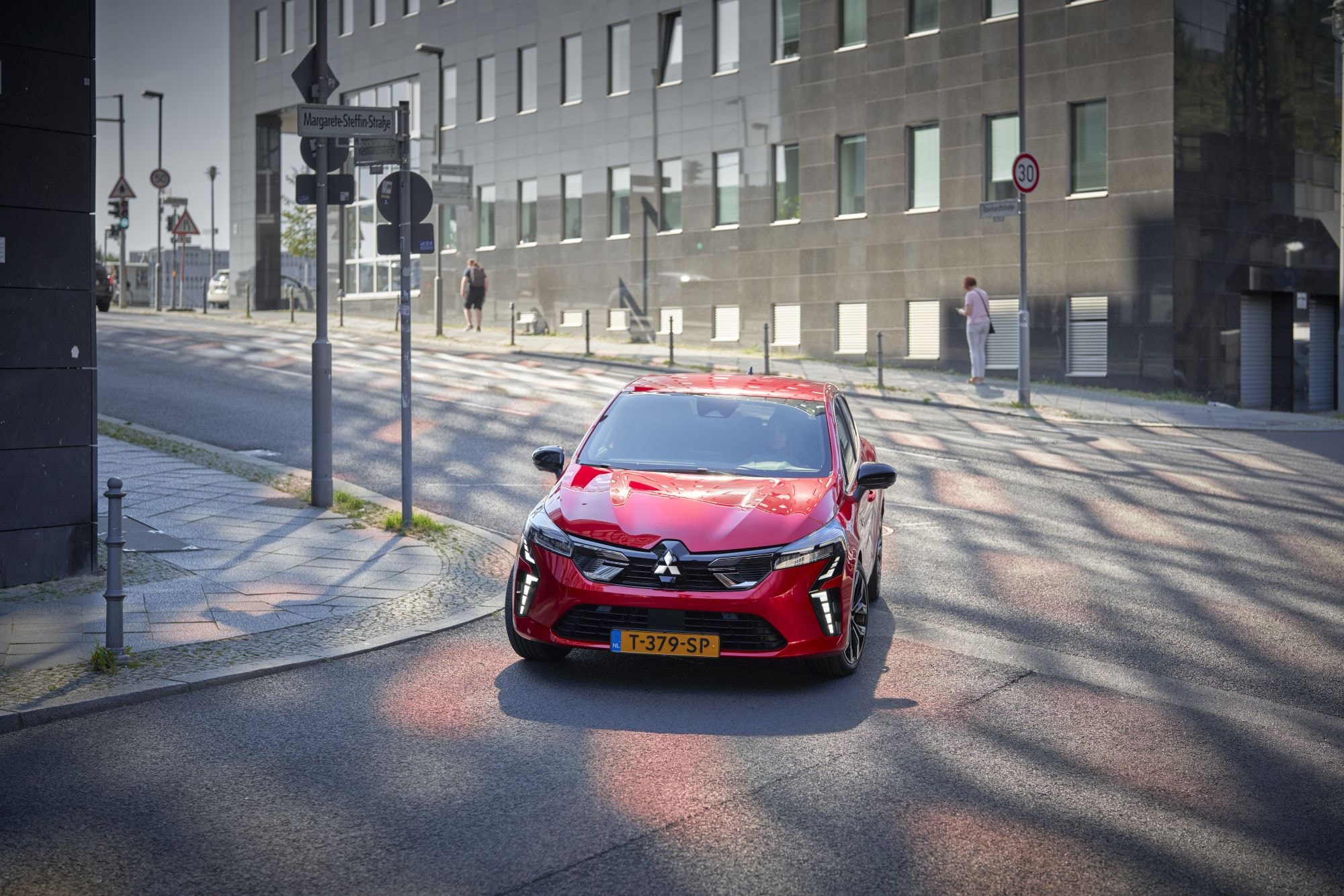 Imponente vista frontal del Colt híbrido, ideal para cualquier entorno urbano.