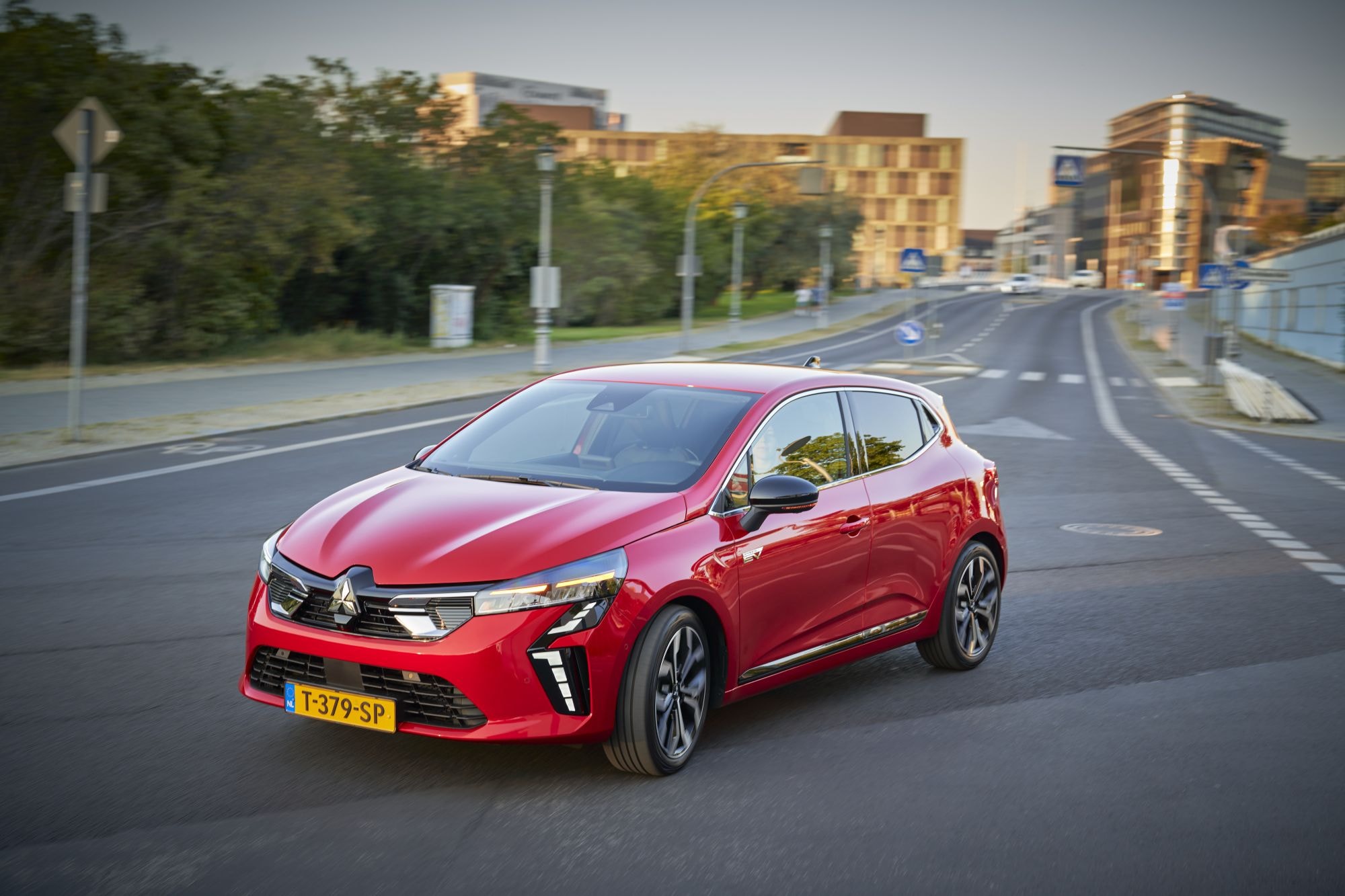 Estilo y funcionalidad en el Mitsubishi Colt híbrido, perfecto para el día a día.