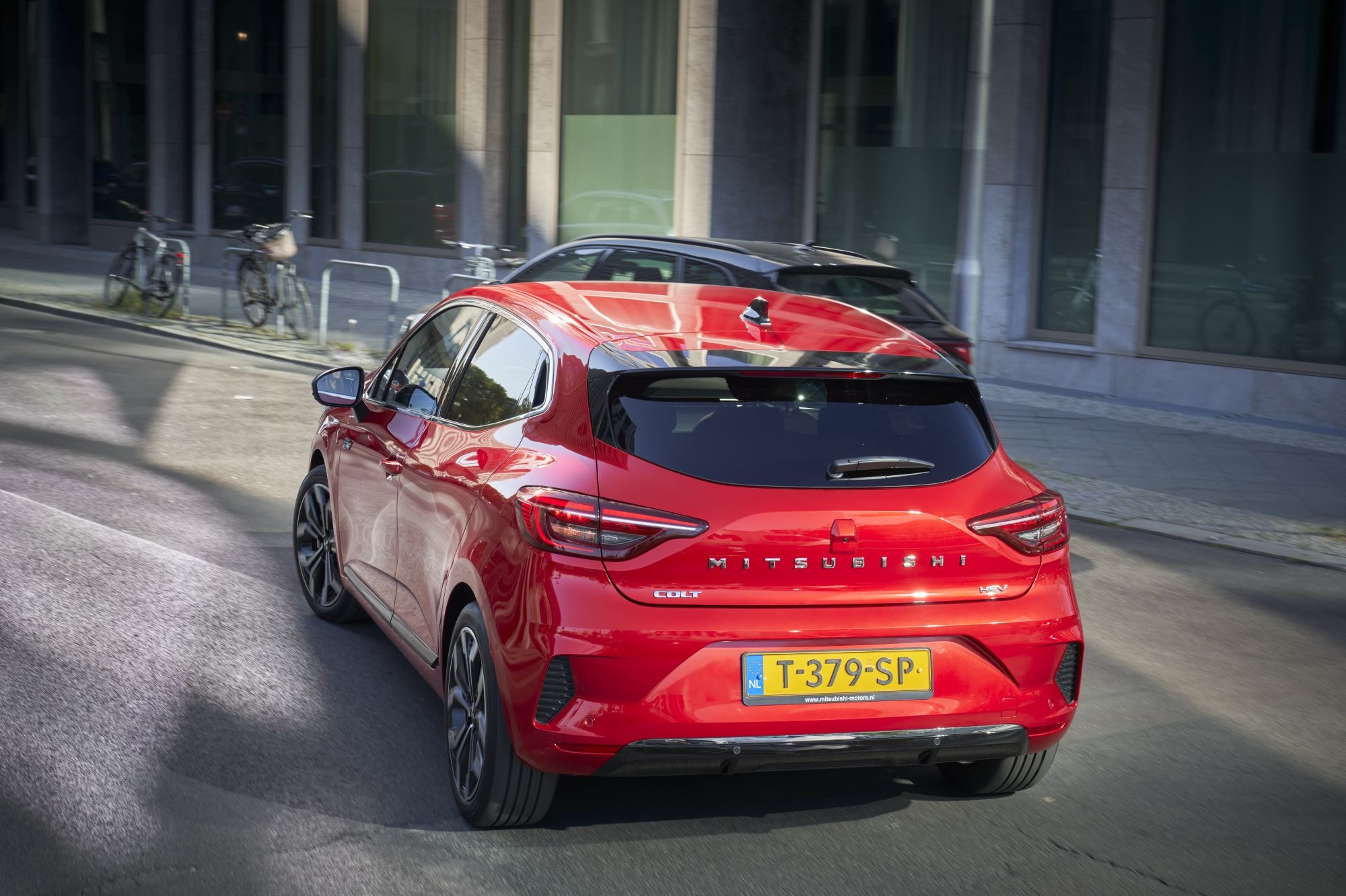 La silueta del Mitsubishi Colt híbrido combina estilo y eficiencia.
