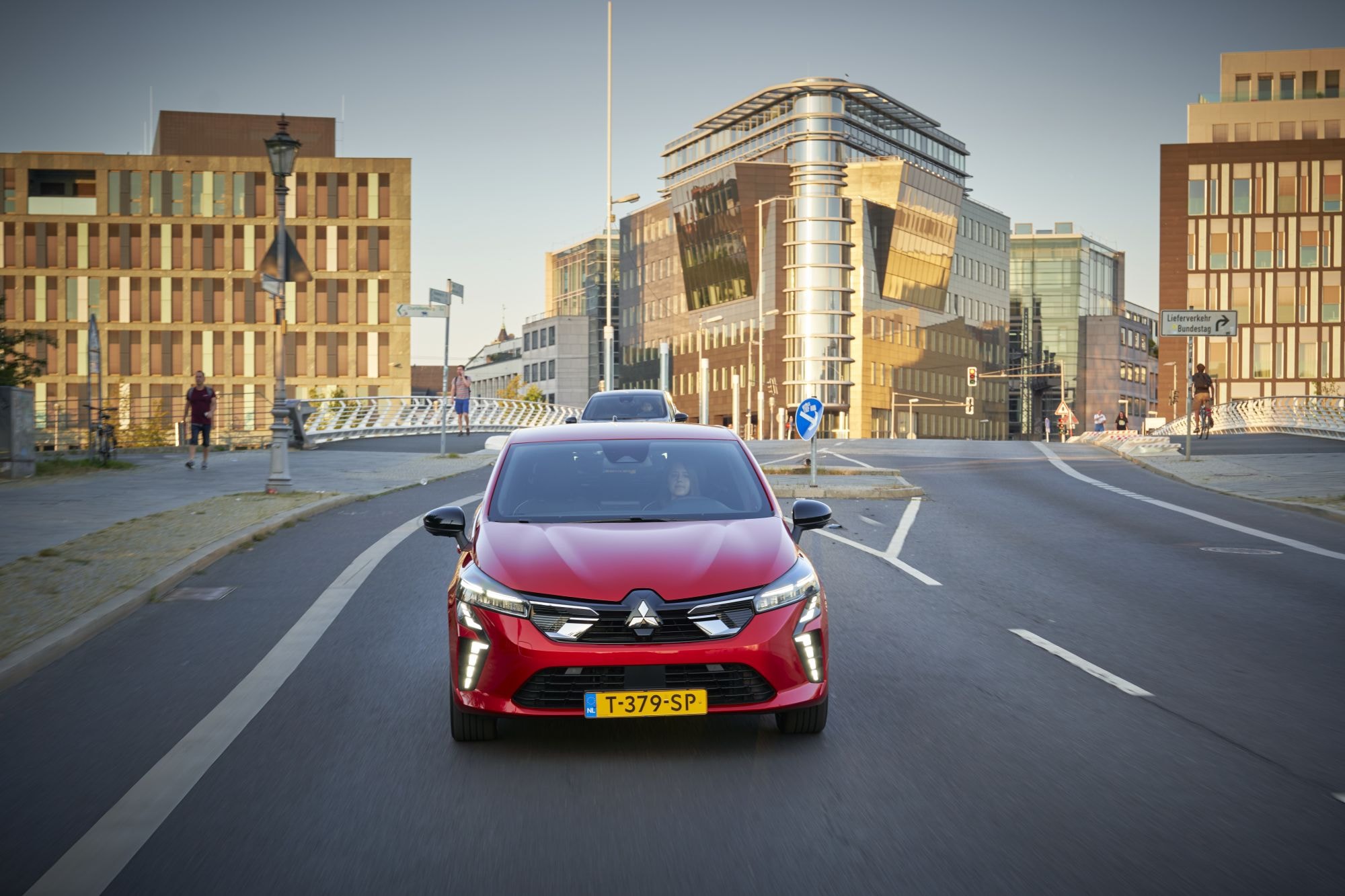 Primer plano del faro delantero del Mitsubishi Colt híbrido.