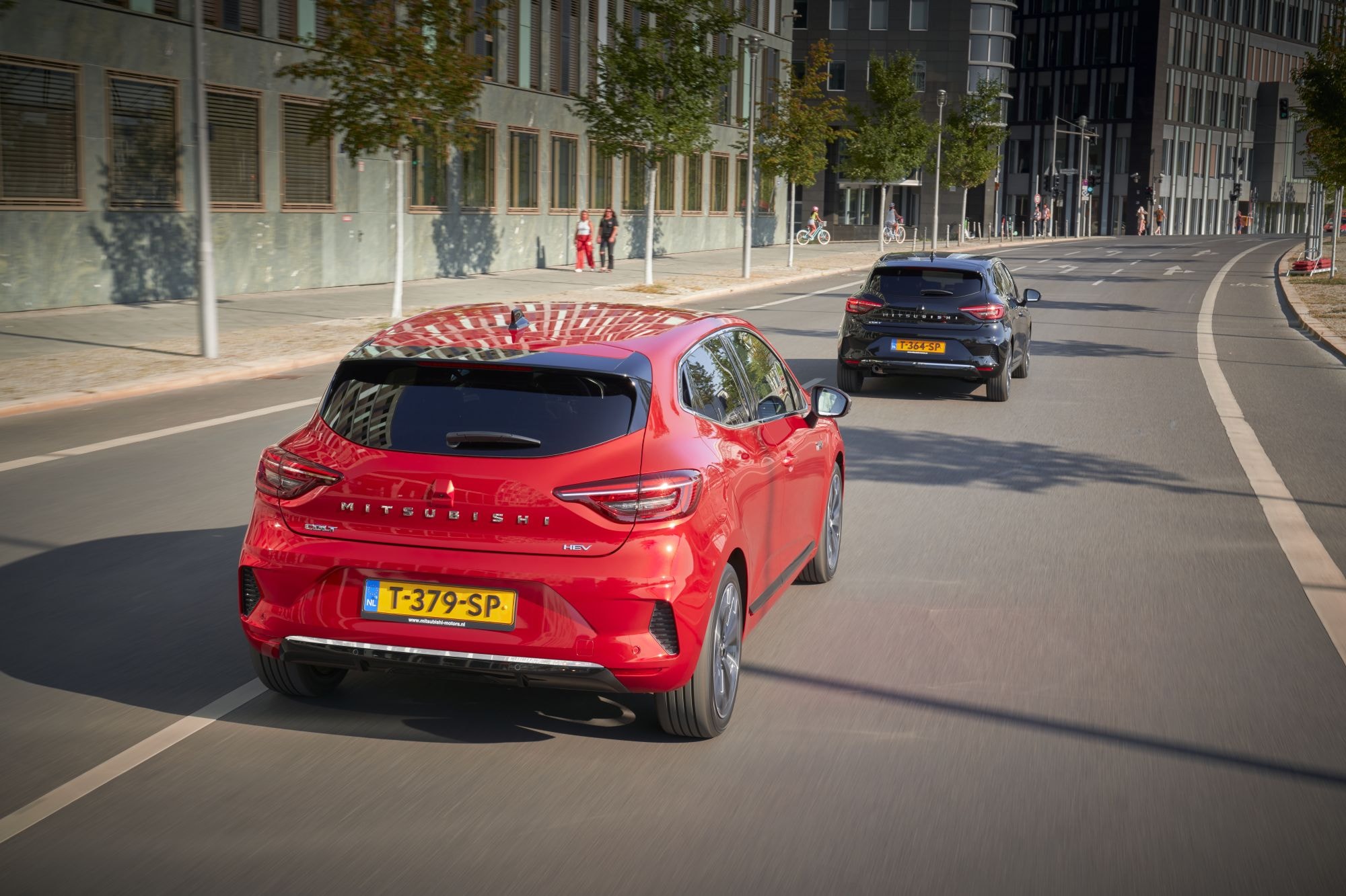 Detalle del faro delantero, destacando su diseño moderno.