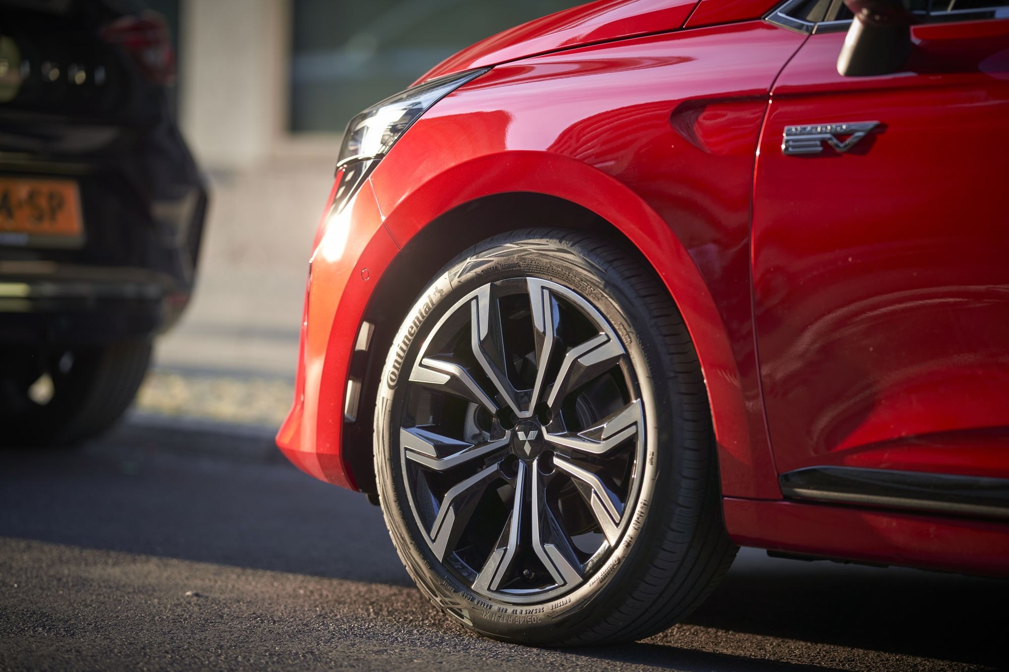 Logotipo de Mitsubishi en la parrilla, símbolo de calidad.