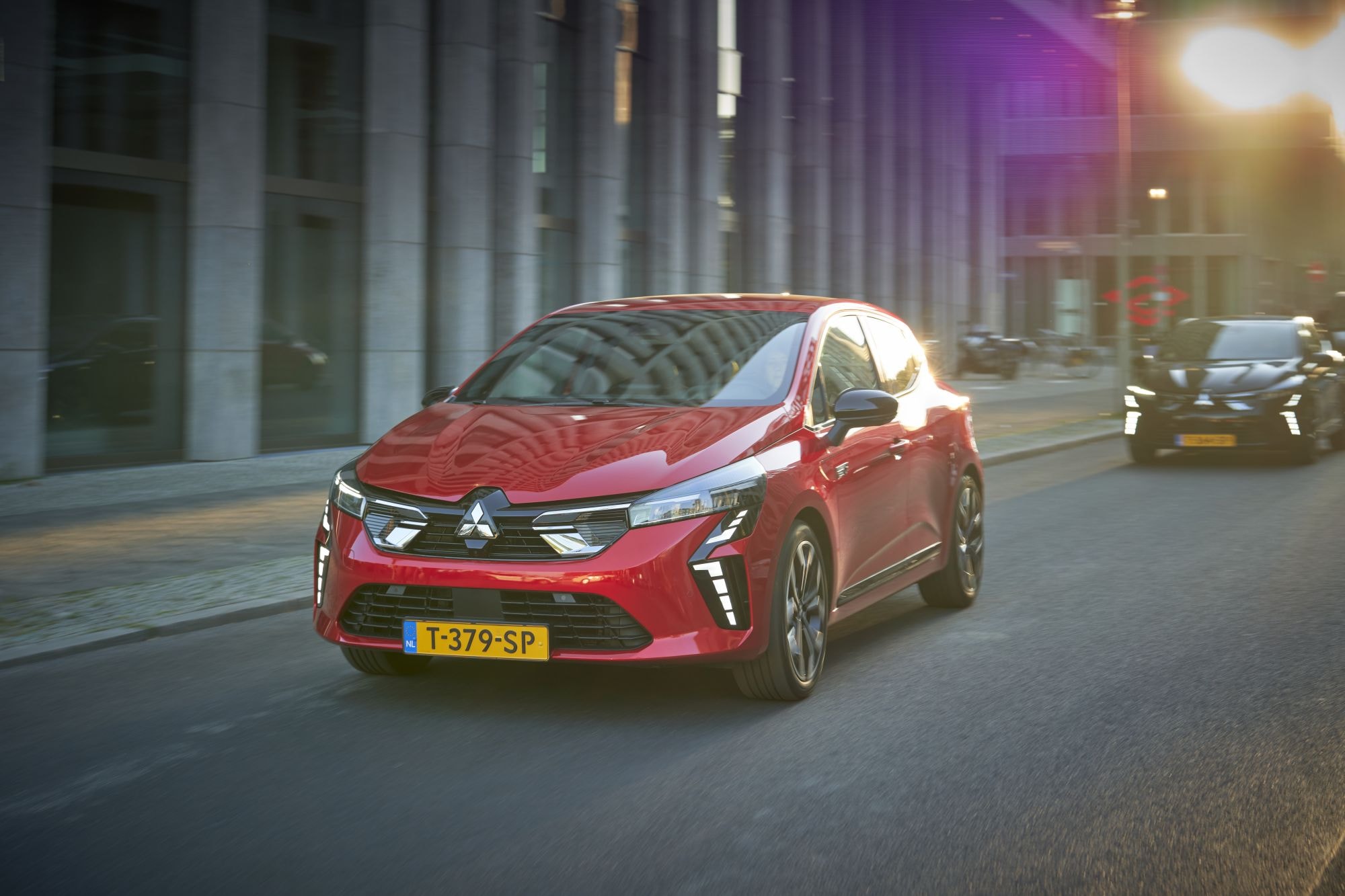 El Mitsubishi Colt híbrido en un entorno urbano.