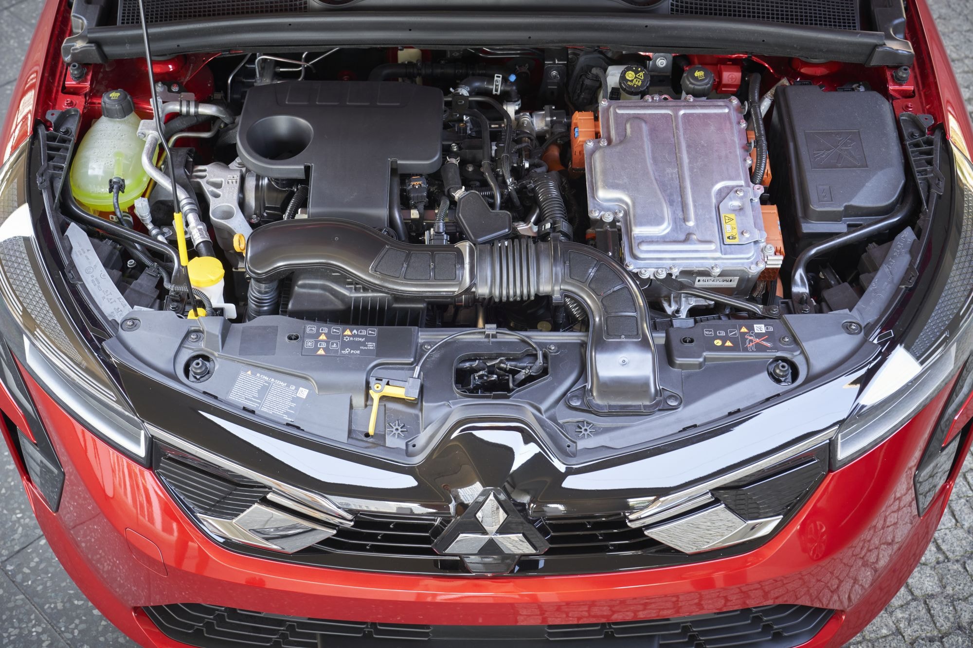 El Mitsubishi Colt híbrido en una carretera moderna.