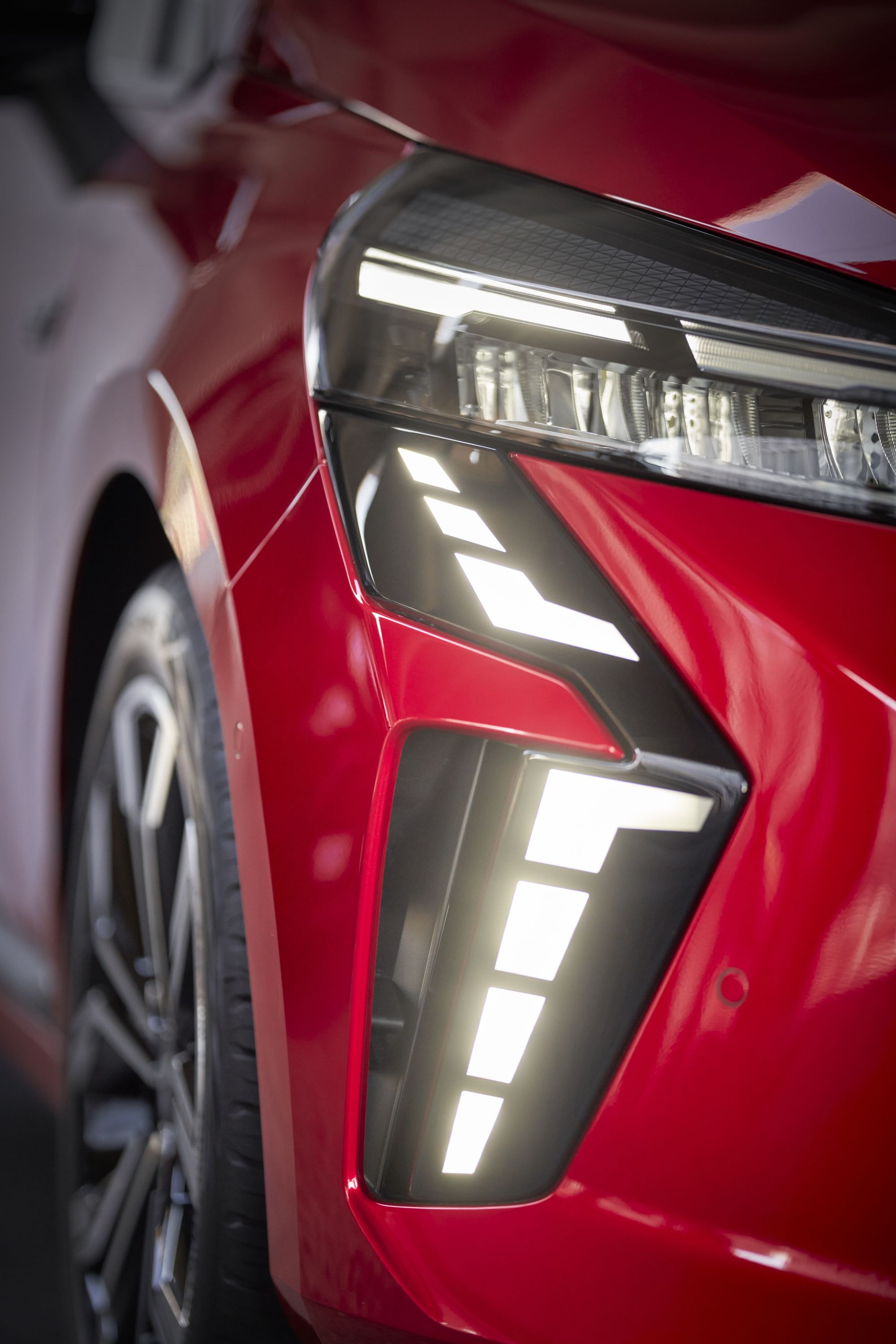 El Mitsubishi Colt híbrido circulando por la ciudad.