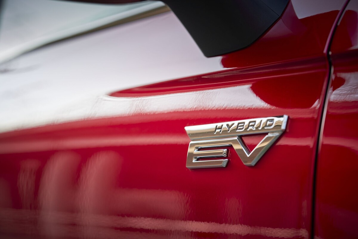 Detalle de la insignia HEV en el Mitsubishi Colt, un toque moderno. Detalle de la insignia HEV en el Mitsubishi Colt, un toque moderno.