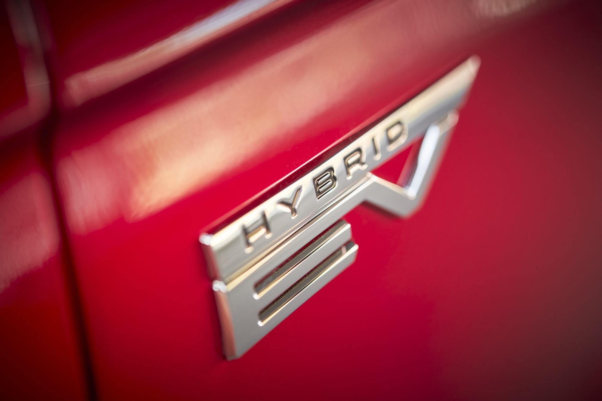 Etiqueta HEV en la parte trasera del Colt, destacando su tecnología híbrida.