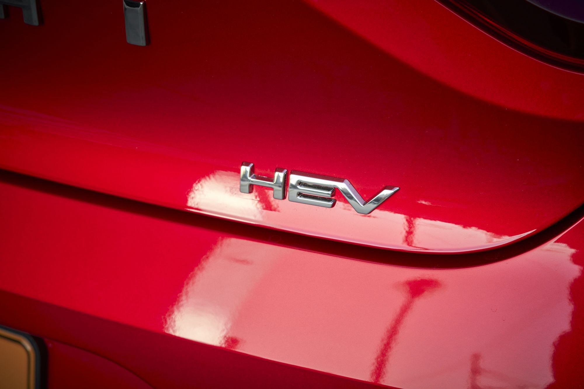 Logotipo de Mitsubishi en la parte trasera del Colt, un símbolo de confianza.