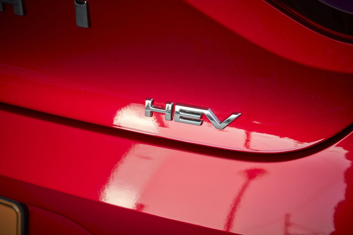 Logotipo de Mitsubishi en la parte trasera del Colt, un símbolo de confianza. Logotipo de Mitsubishi en la parte trasera del Colt, un símbolo de confianza.