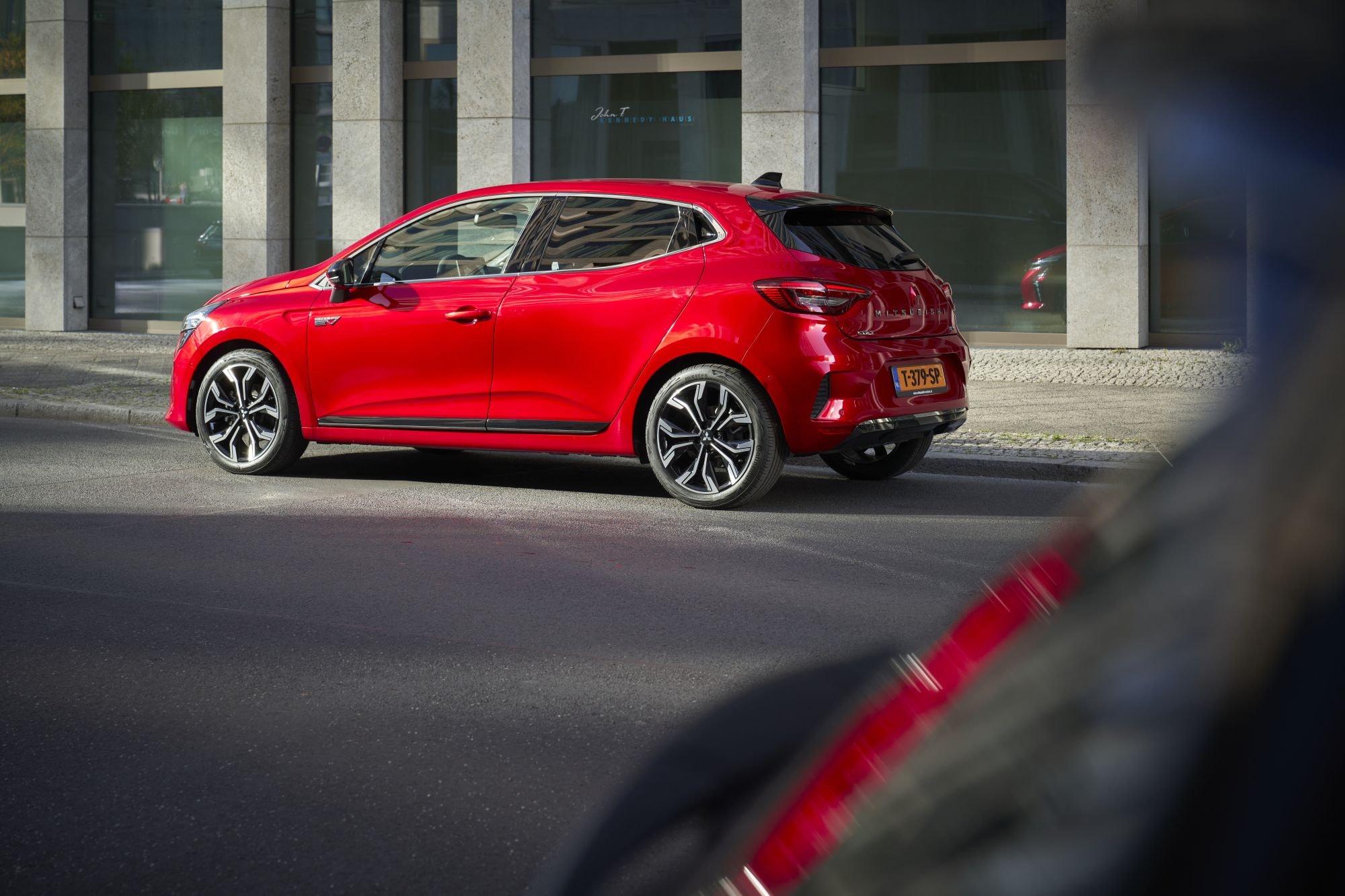 Vista lateral del Mitsubishi Colt híbrido en una zona urbana.