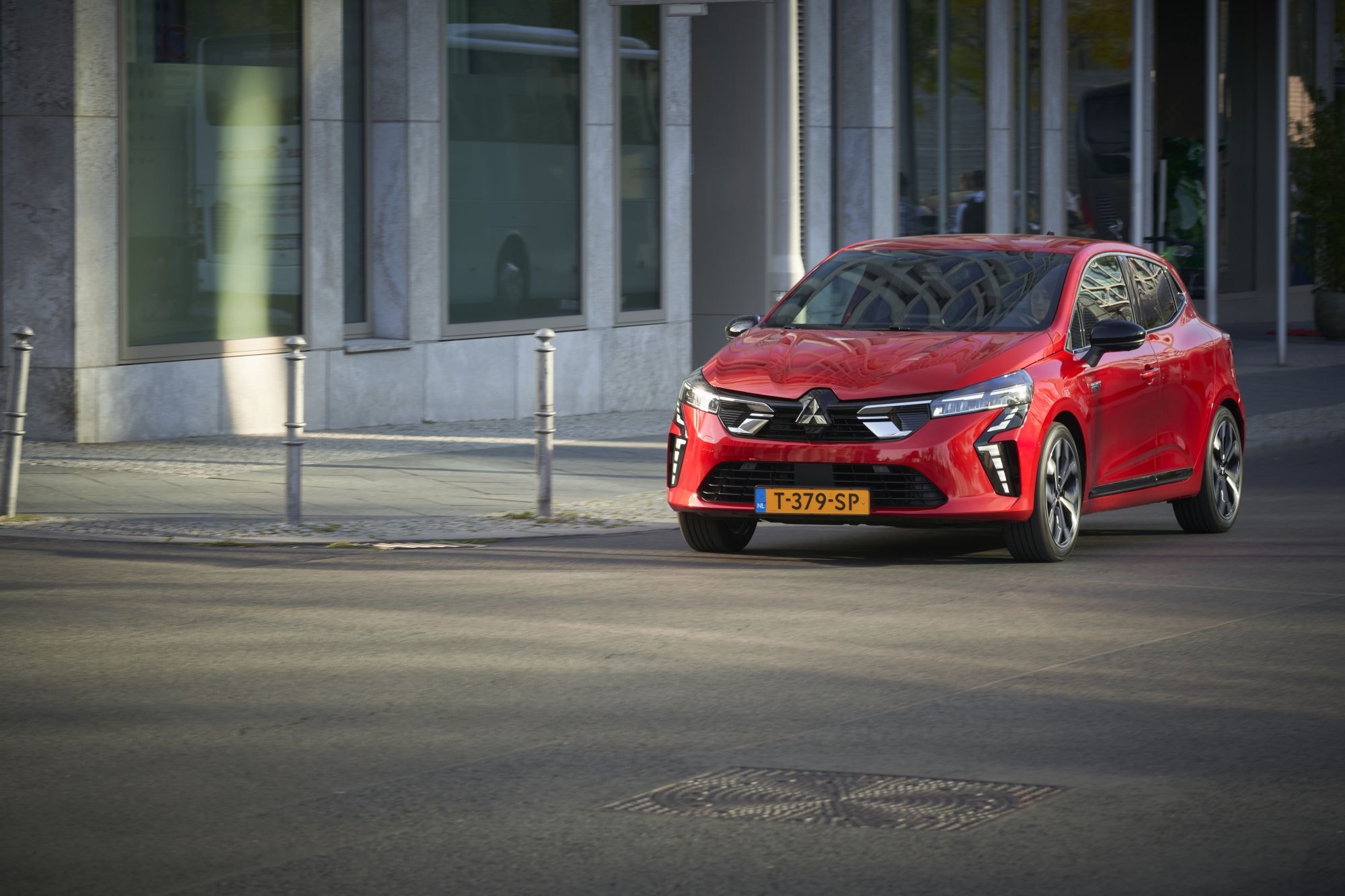 Vista lateral y trasera del Colt, destacando su diseño deportivo.