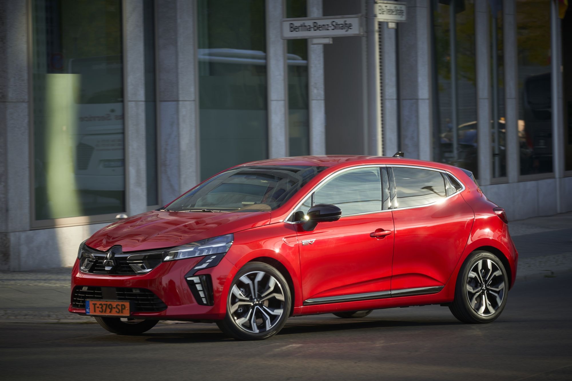 Perspectiva frontal del Mitsubishi Colt híbrido en la calle.