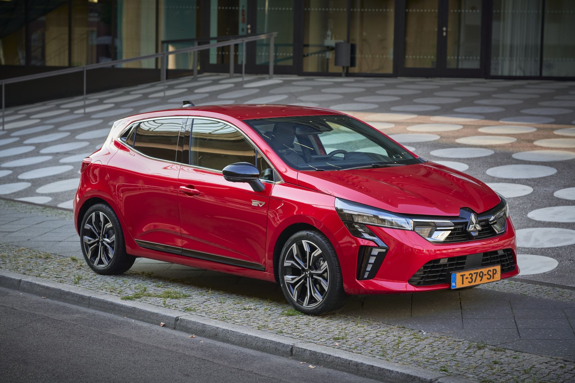 Diseño frontal dinámico del Colt híbrido, ideal para la ciudad.