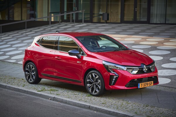 Diseño frontal dinámico del Colt híbrido, ideal para la ciudad. Diseño frontal dinámico del Colt híbrido, ideal para la ciudad.