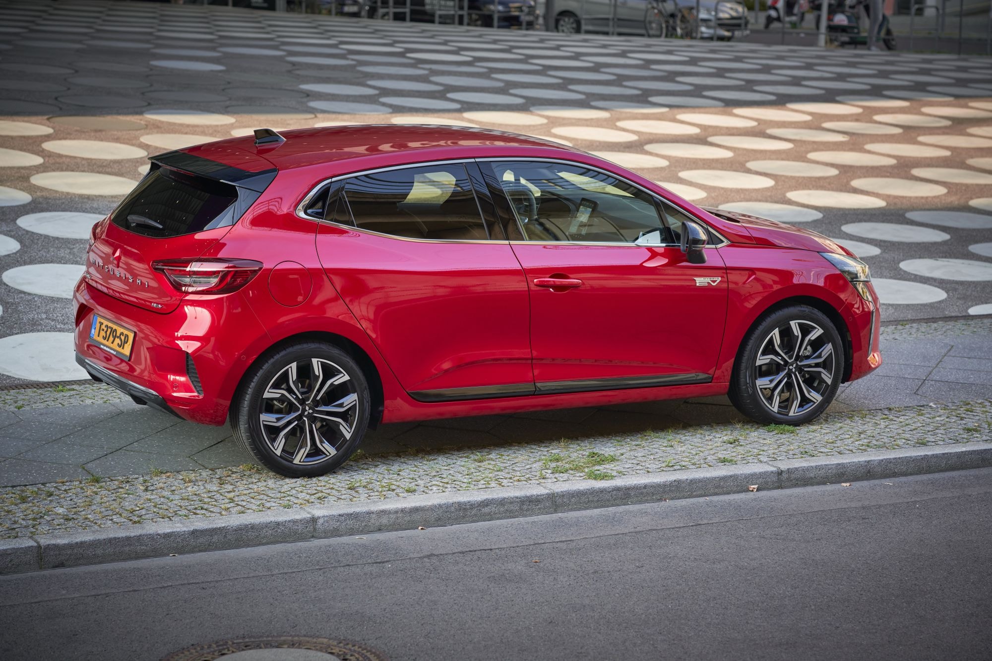 Vista lateral elegante del Colt, resaltando sus curvas.