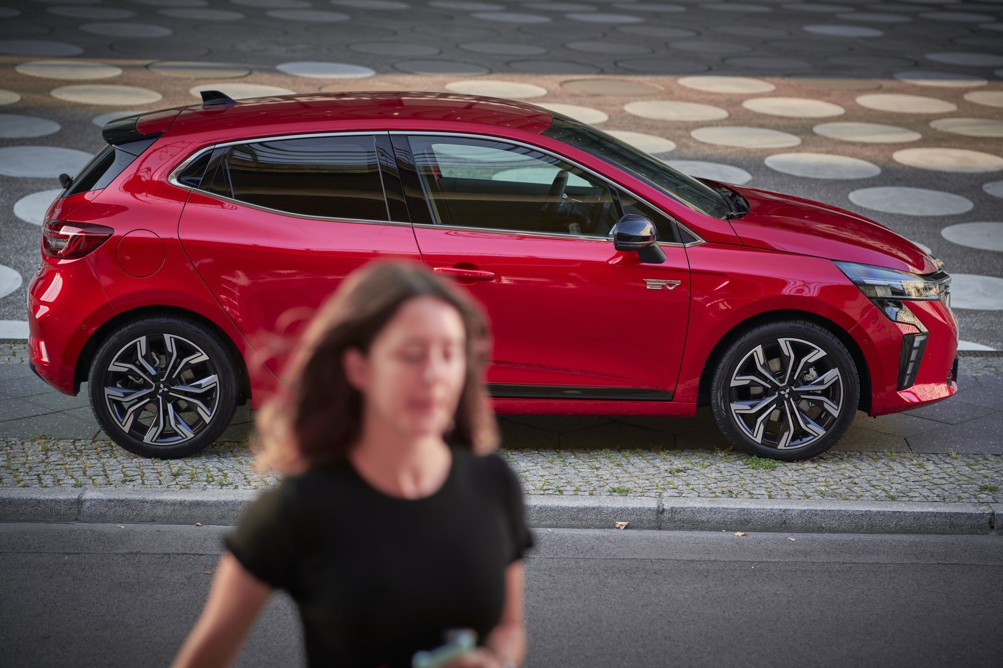 Momento capturado de un Colt híbrido estacionado en la ciudad.