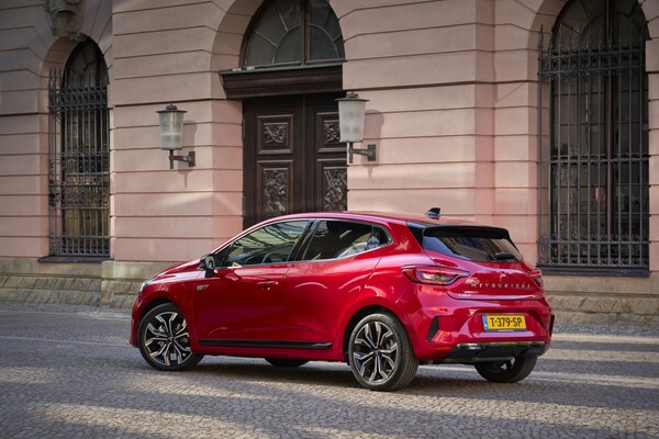 Una perspectiva atractiva del Colt híbrido con un fondo artístico. Una perspectiva atractiva del Colt híbrido con un fondo artístico.