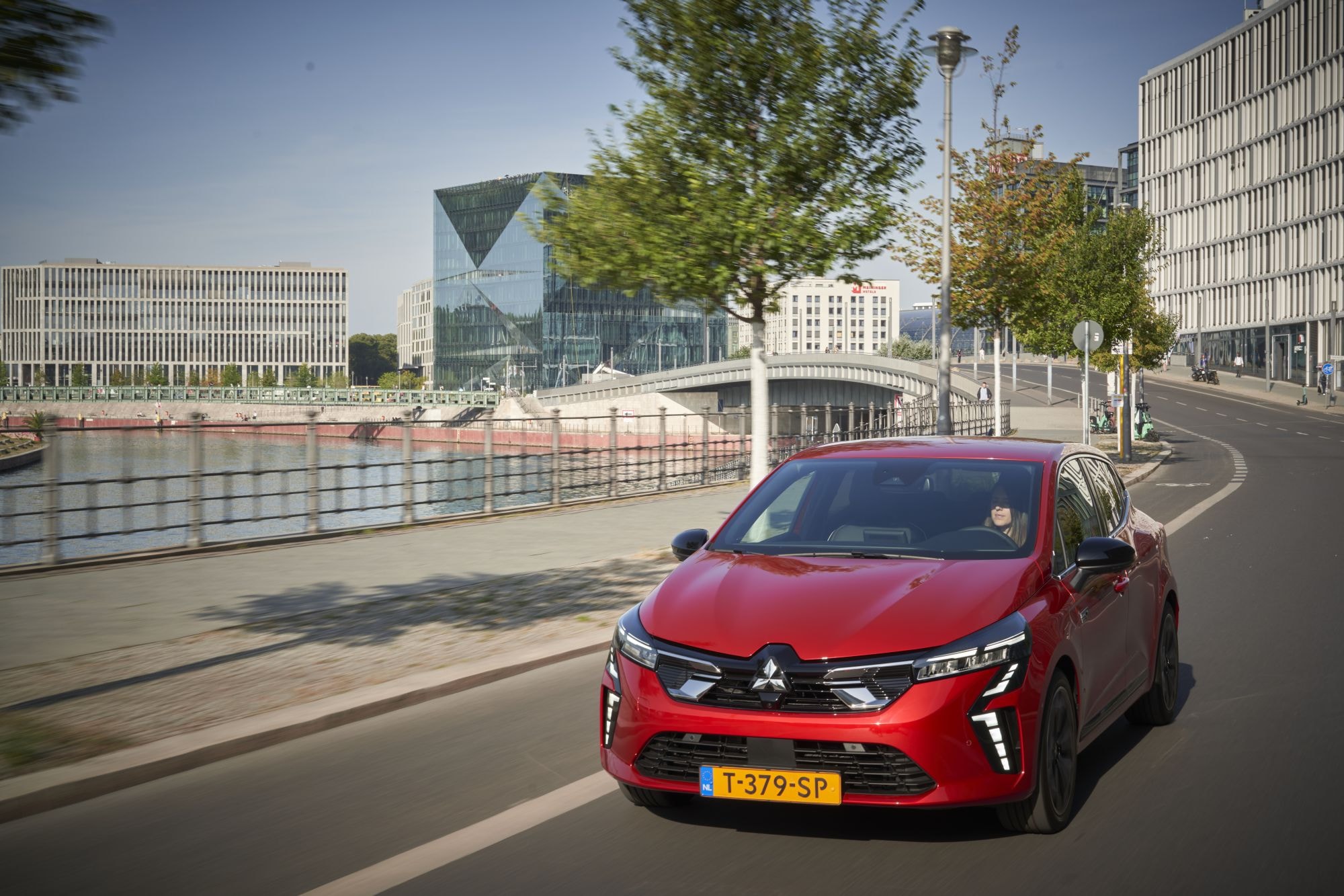 Vista trasera del Colt, mostrando su moderno diseño.