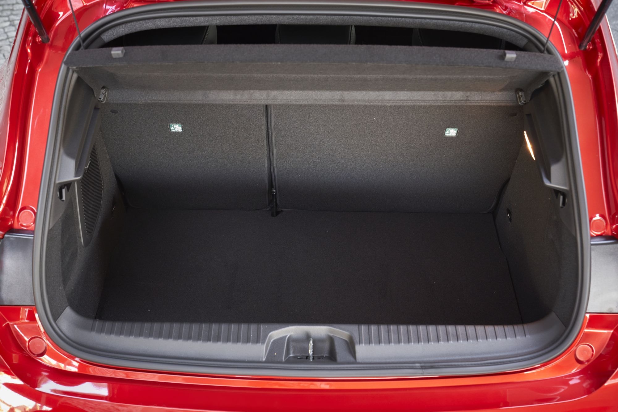 Vista del motor híbrido del Mitsubishi Colt, destacando su diseño compacto.