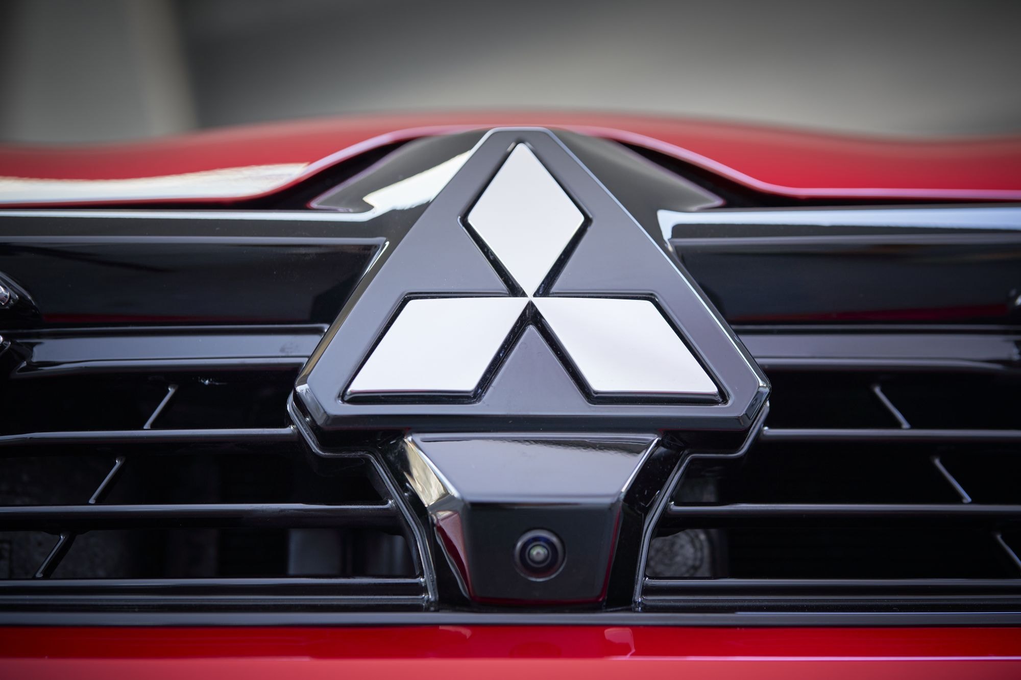 Vista del motor del Mitsubishi Colt híbrido, destacando su tecnología híbrida.