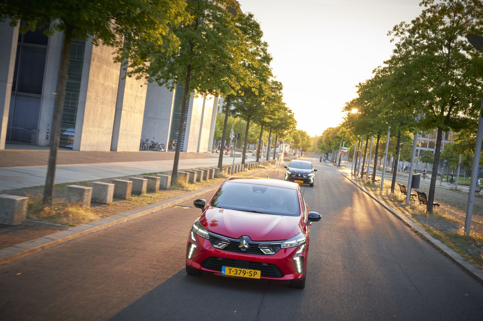 Vista trasera del Mitsubishi Colt híbrido en movimiento.